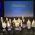 Die Dienstjubilare und Ruheständler der Jahre 2020/2021 der Bezirksverwaltung Augsburg mit den Gratulanten.