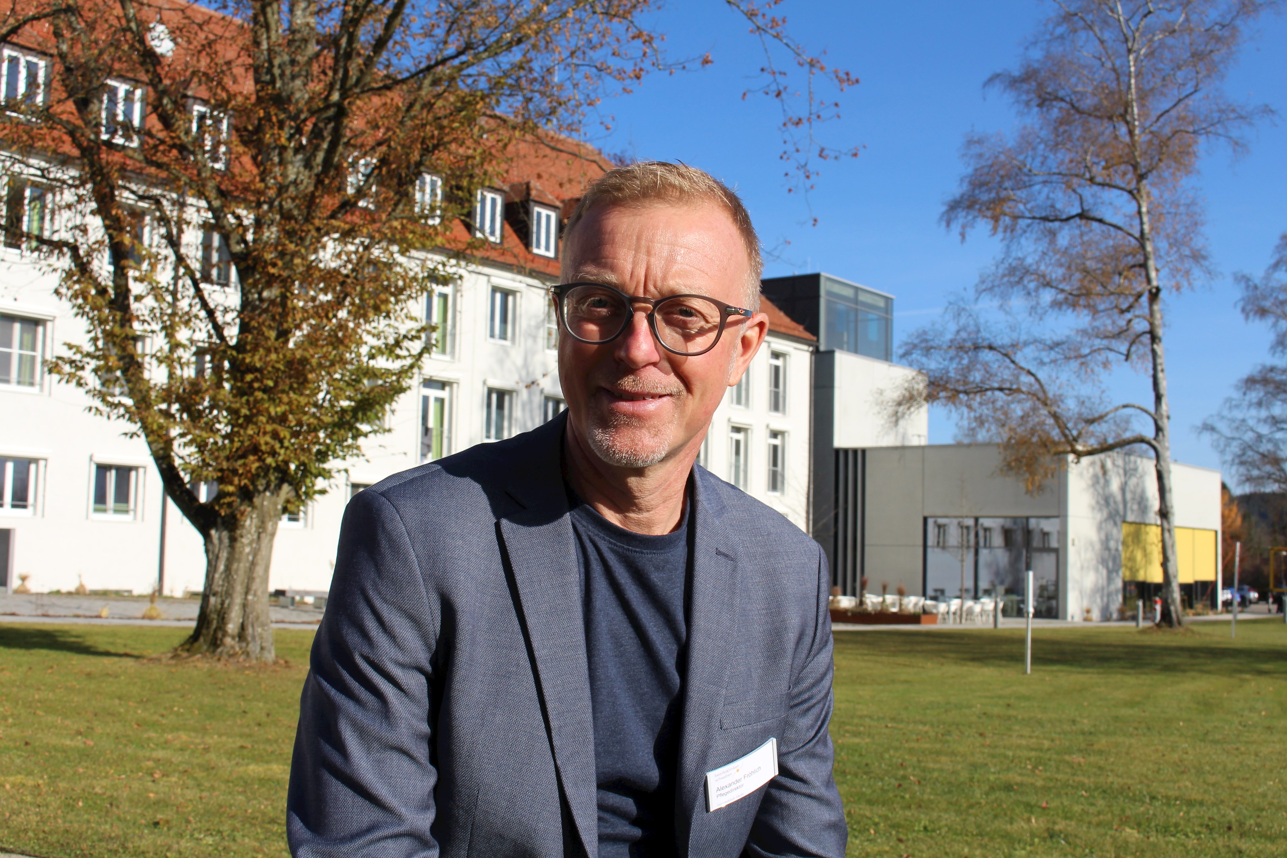 Alexander Fröhlich-Vorwerck, der erste Pflegedirektor der Günztalklinik Allgäu, war auch schon im BKH Kaufbeuren und im BKH Kempten tätig. Sein Arbeitsplatz in Obergünzburg gefällt ihm ausgesprochen gut.