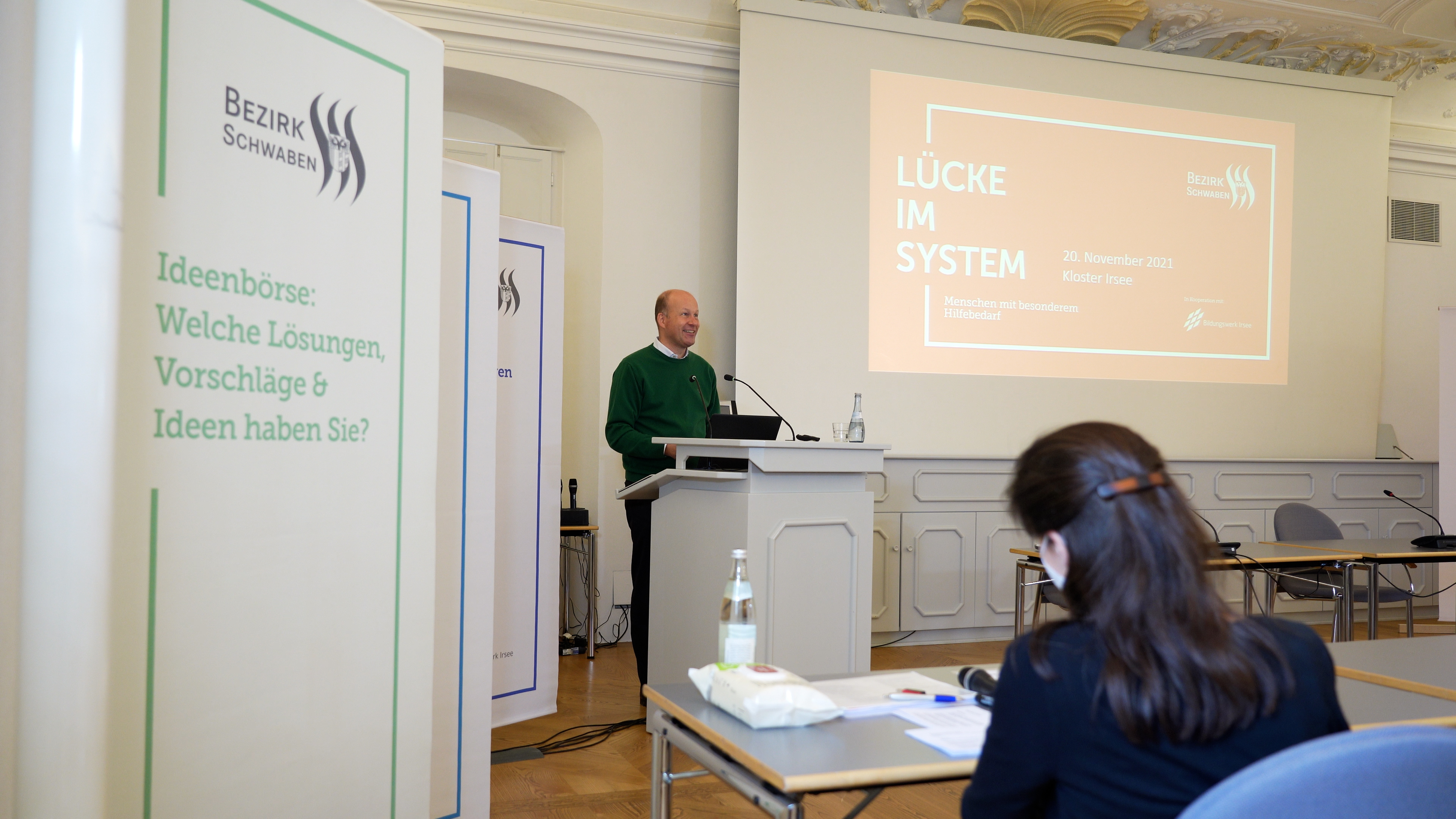 „Der Mensch steht im Mittelpunkt unserer Arbeit“, betonte Bezirkstagspräsident Martin Sailer auf dem Fachtag „Lücke im System“.