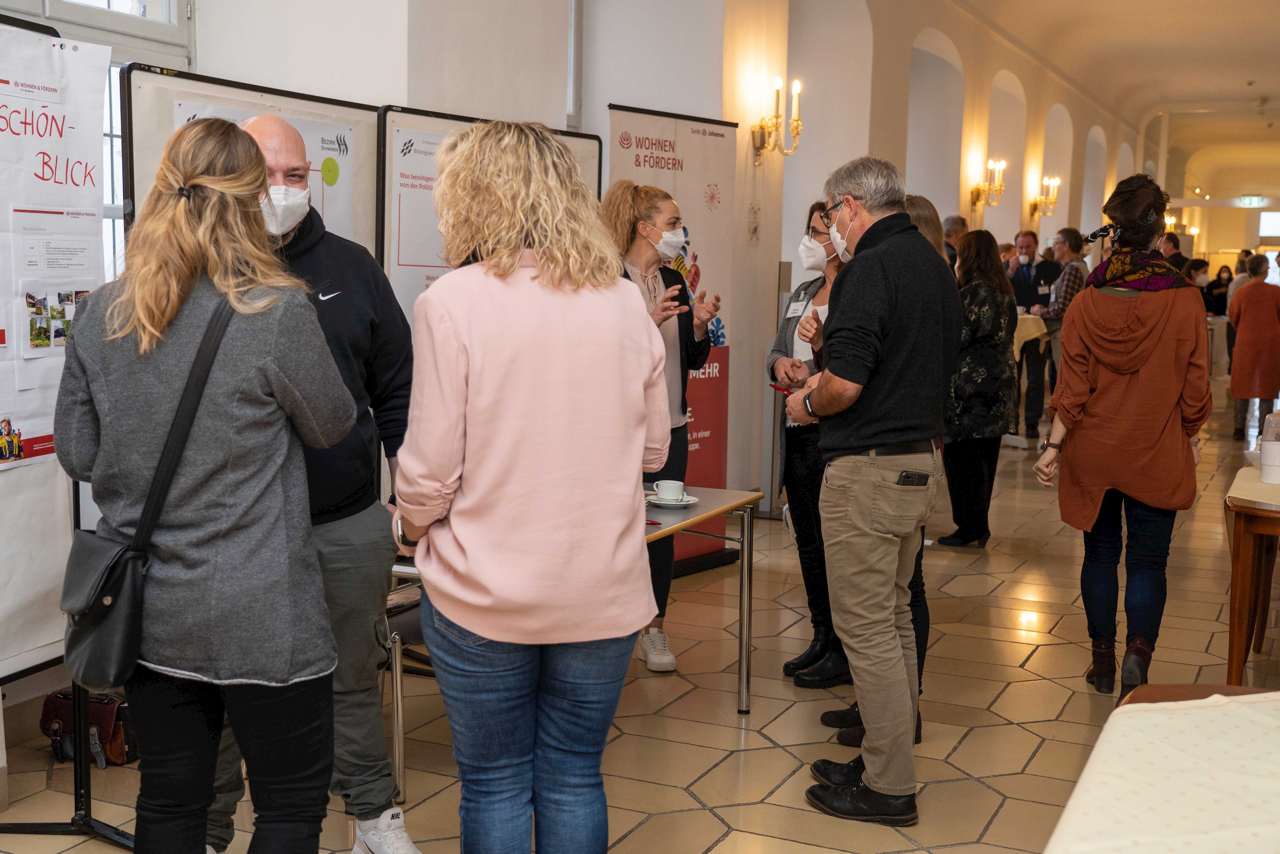 Foto: Gallery Walk mit Ständen verschiedener Einrichtungen