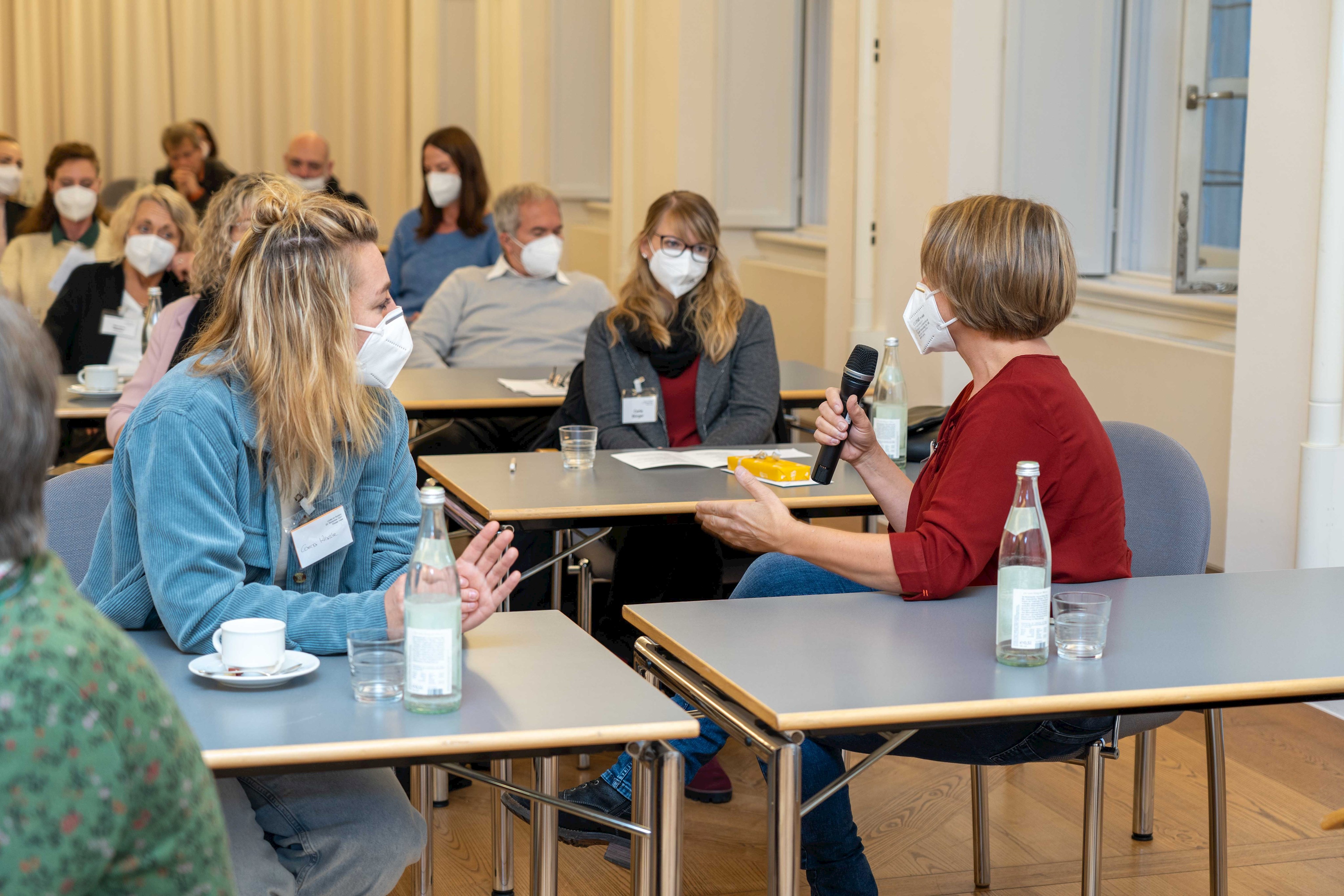 Foto: Diskussion in einem Sitzungssaal