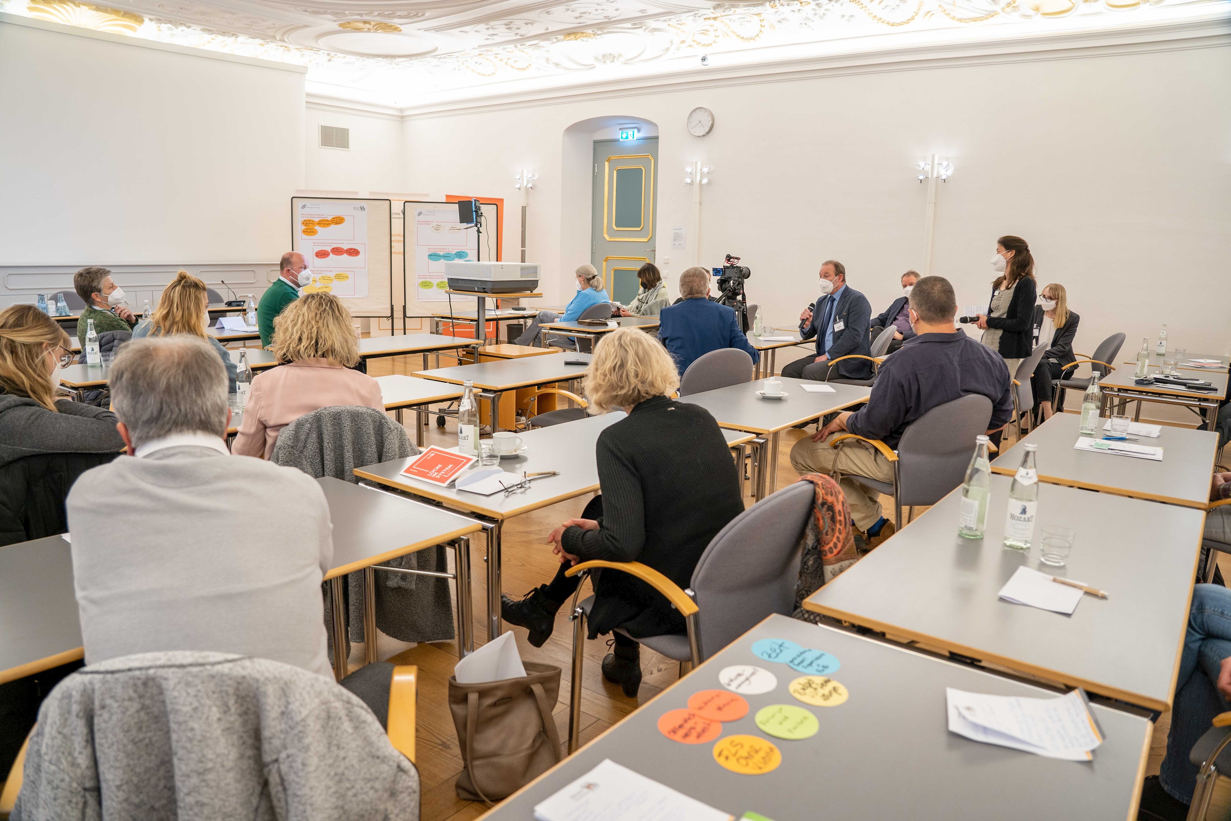 Foto: Diskussion in einem Sitzungssaal