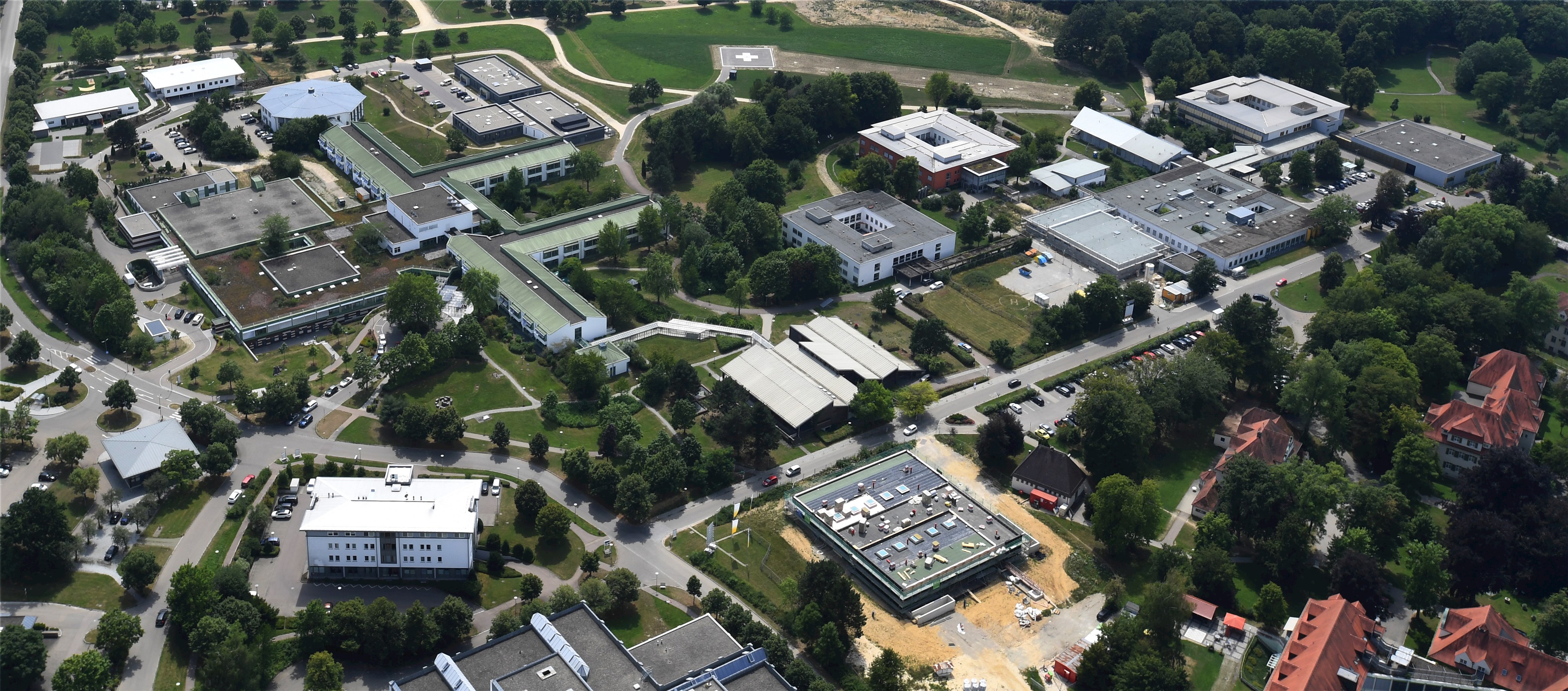 Links oben die Kreisklinik und darunter das Ärztehaus, rechts oben die Neurologische und die Neurochirurgischen Kliniken des BKH mit OP-Trakt. In der Corona-Pandemie rücken die beiden Günzburger Krankenhäuser noch enger zusammen.