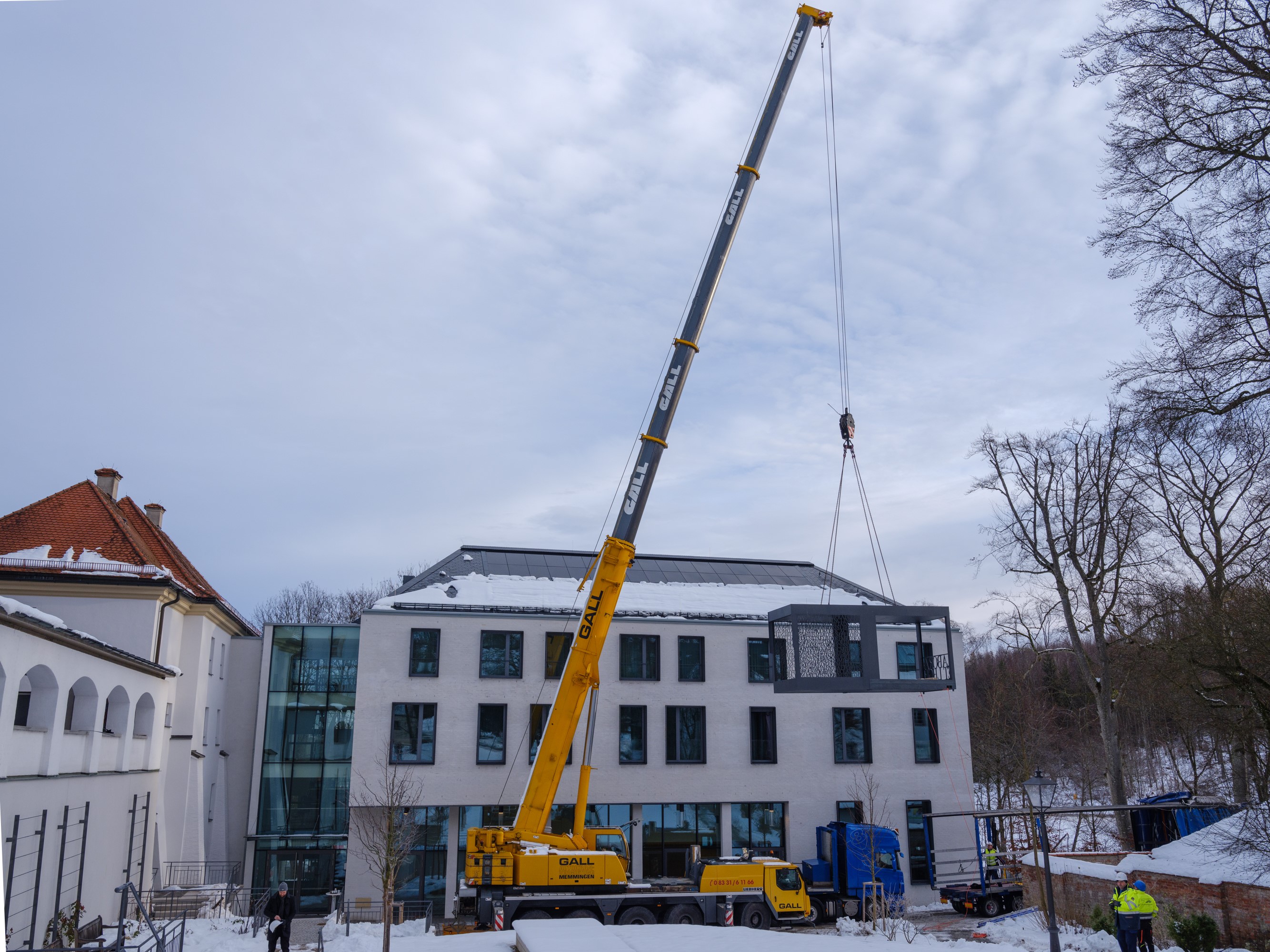 Doppelter Brückenschlag: Eine moderne Stahlkonstruktion verbindet jetzt den Garten von Kloster Irsee mit dem historischen Sommerhaus 