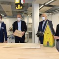 Stefan Brunhuber (Vorstandsvorsitzender Bezirkskliniken Schwaben; von links), Bezirkstagspräsident Martin Sailer, Geschäftsleiter Berthold Gawlik und Sonja Treffler (Krankenhausreferentin Bezirk Schwaben) in der Holzwerkstatt der neuen Reha-Einrichtung