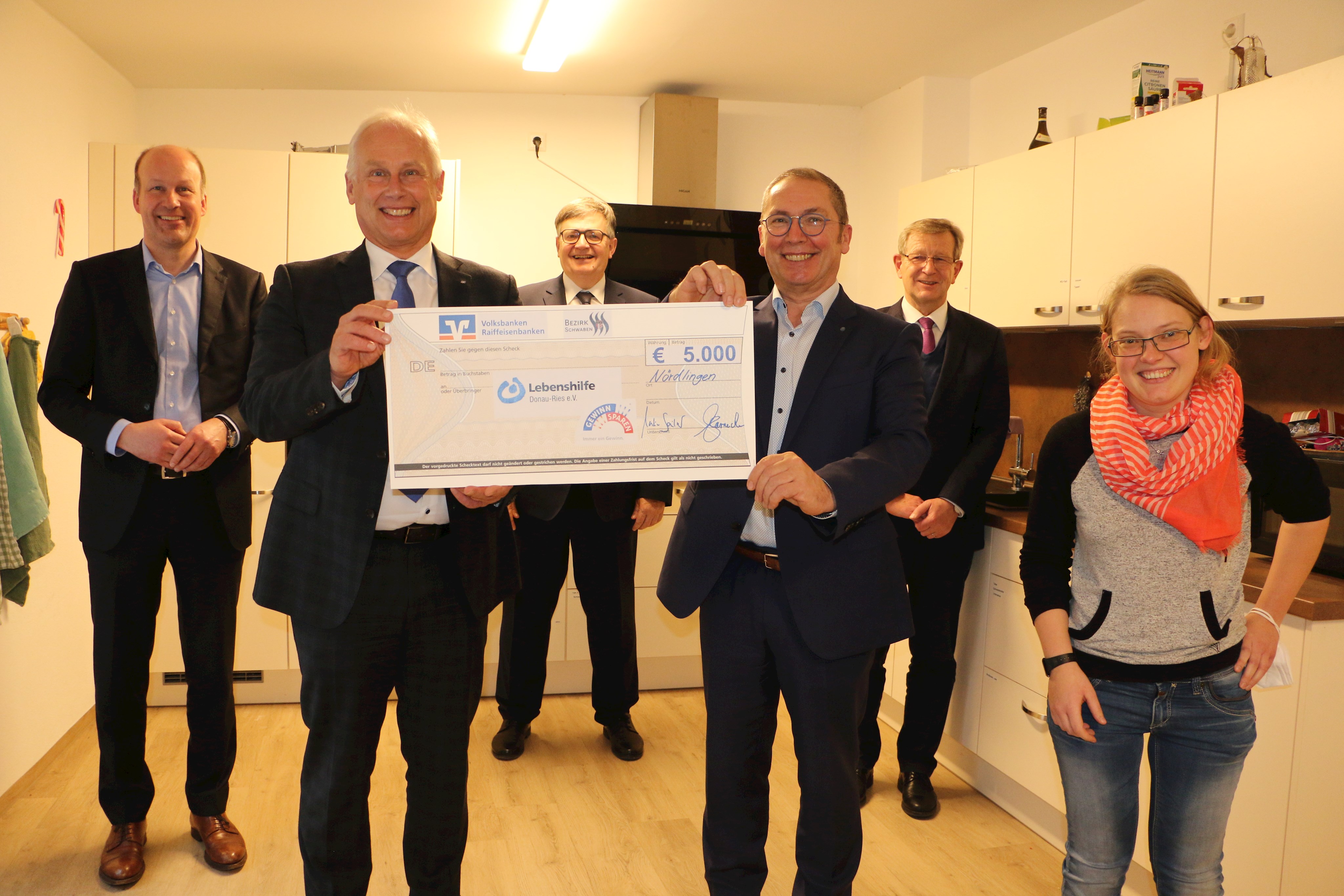 Spende Bezirk Schwaben an inklusive Wohngemeinschaft der Lebenshilfe Donau-Ries; Urheber Stefanie Saam – VR-Kreisverband Donau-Ries 5000 Euro aus dem VR-Gewinnsparen für die inklusive Wohngemeinschaft der Lebenshilfe:
v.l.n.r Bezirkstagspräsident Martin Sailer,Bezirkspräsident Dr. Hermann Starnecker von den schwäbischen Genossenschaftsbanken, Paul W. Ritter von den VR-Banken Donau-Ries, Geschäftsführer Günter Schwendner von der Lebenshilfe Donau-Ries, Bezirksrat Peter Schiele sowie Bewohnerin Regina Ströbele von der inklusiven WG in Nördlingen. Bei der Aufnahme wurden die Corona-Schutzmaßnahmen eingehalten.