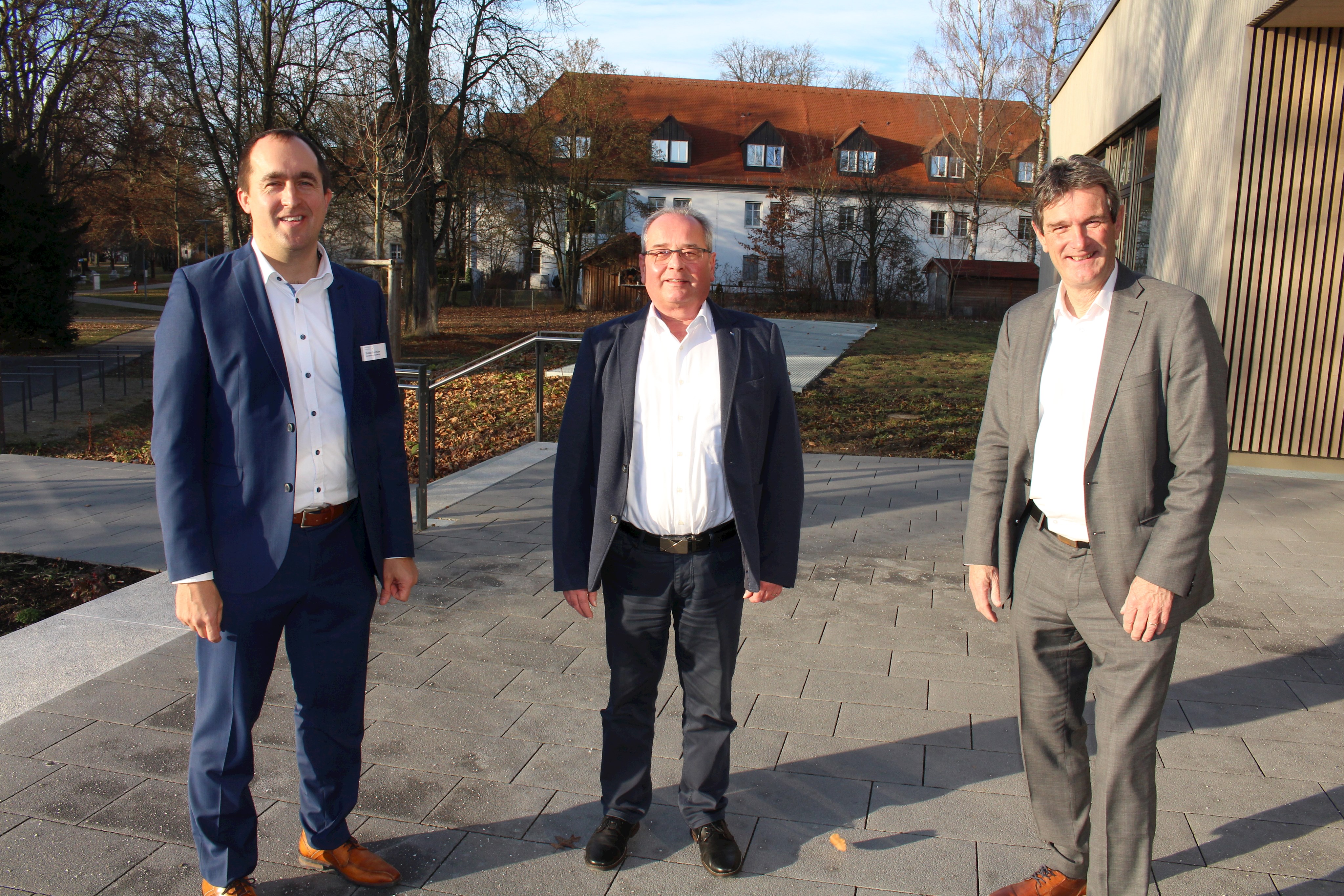 Die beiden Vorstände der Bezirkskliniken Schwaben, Stefan Brunhuber (Vorsitzender; links) und Wolfram Firnhaber (Stellvertreter; rechts) verabschiedeten Manfred Nölp in den Ruhestand.
