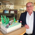 Der scheidende Leiter des Dienstleistungs- und Logistikzentrums (DLZ) freute sich über eine kunstvoll gestaltete Torte aus dem DLZ. Der Thannhauser Manfred Nölp ist ein Camping-Fan.