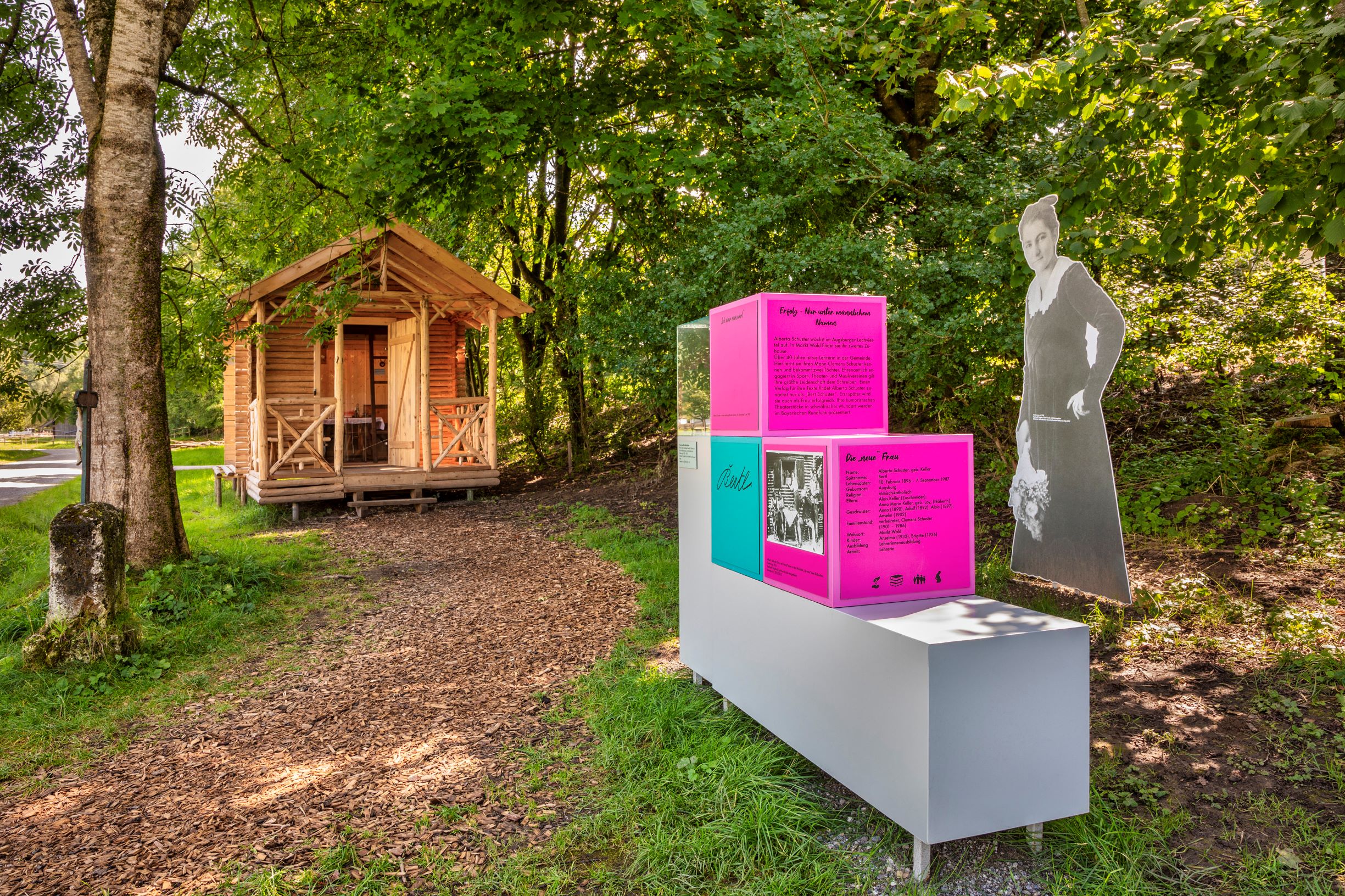 Mit der Outdoor-Ausstellung Sichtbar gemacht: FrauenGestalten dokumentiert und würdigt das Bauernhofmuseum mitunter vergessene Frauenbiografien gesellschaftlich bedeutende Zeitdokumente.