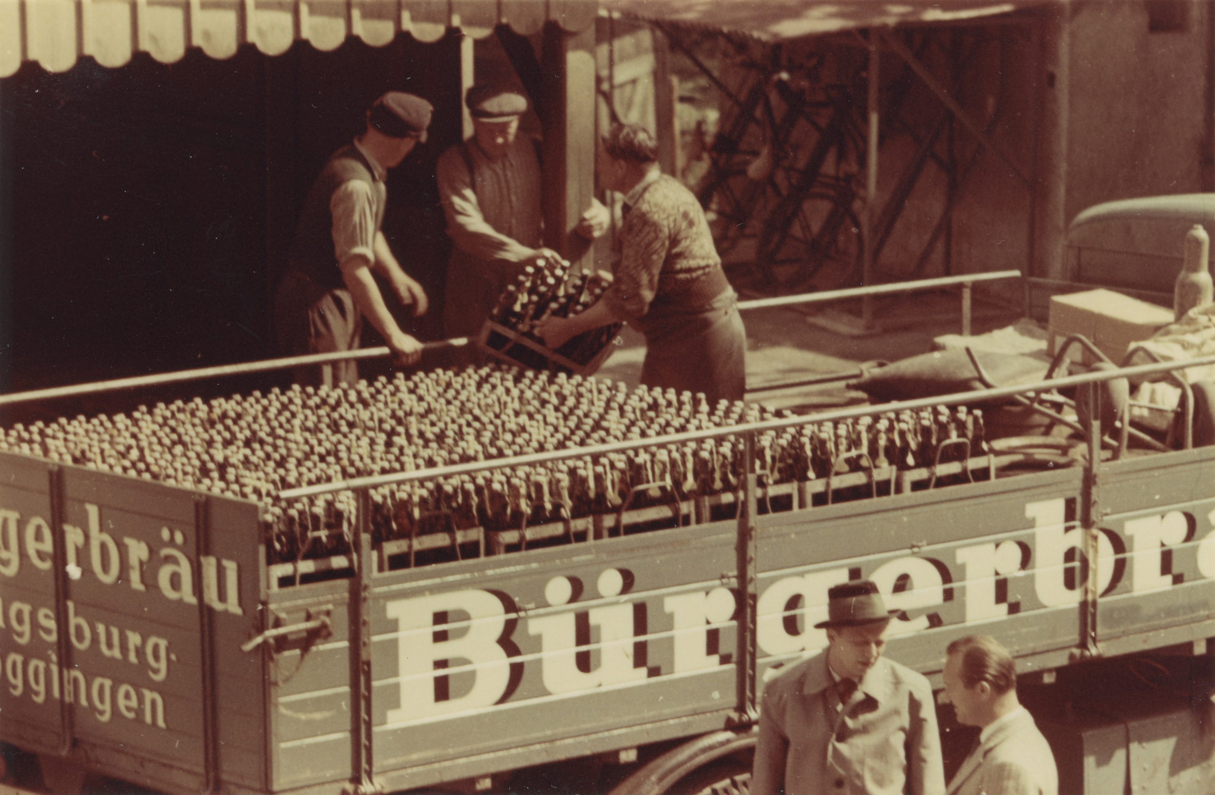 Bürgerbräu-Bier wird verladen