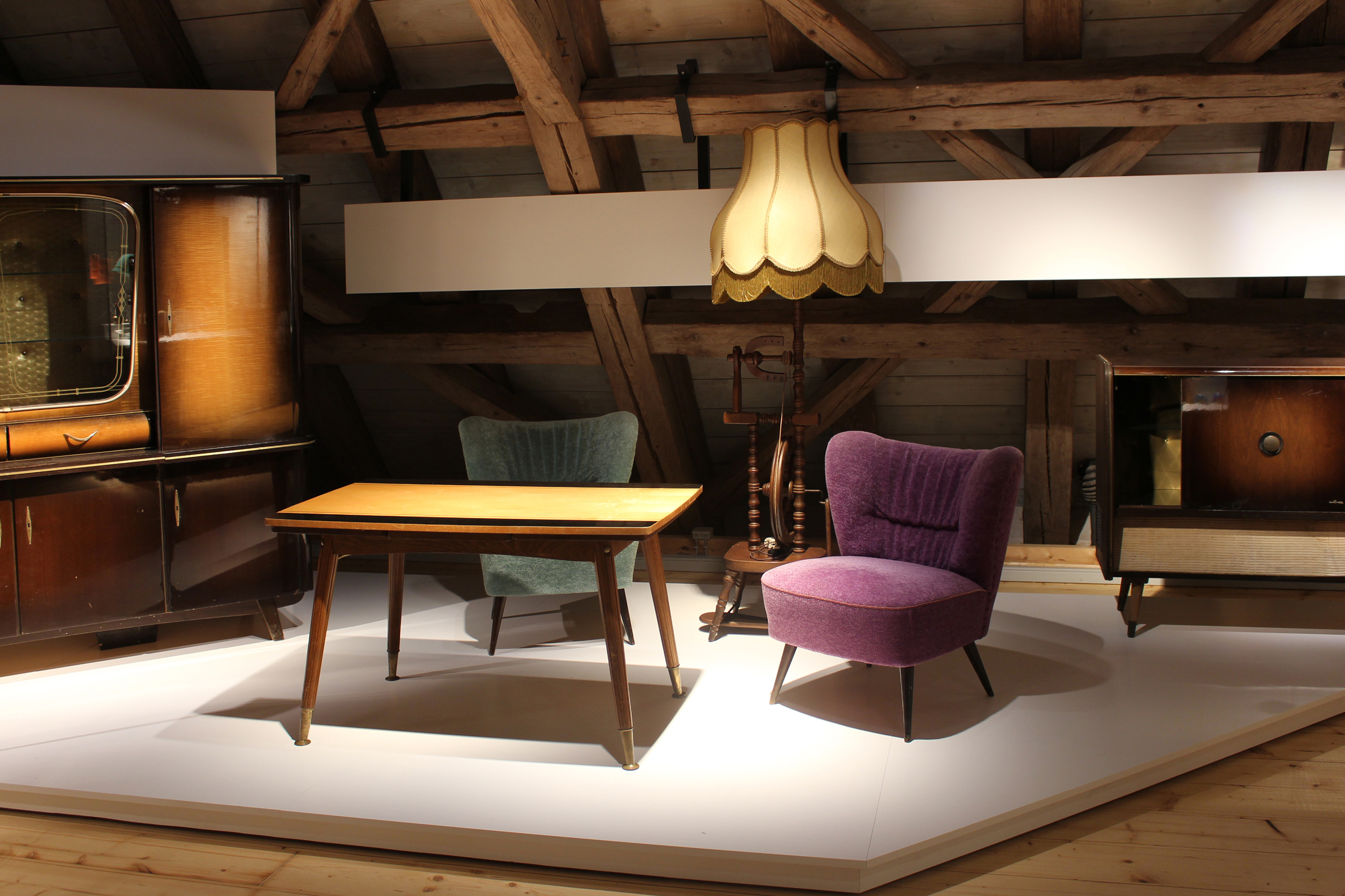 Wohnzimmer Szenerie in der Dauerausstellung Foto: Barbara Magg/Museum Oberschönenfeld