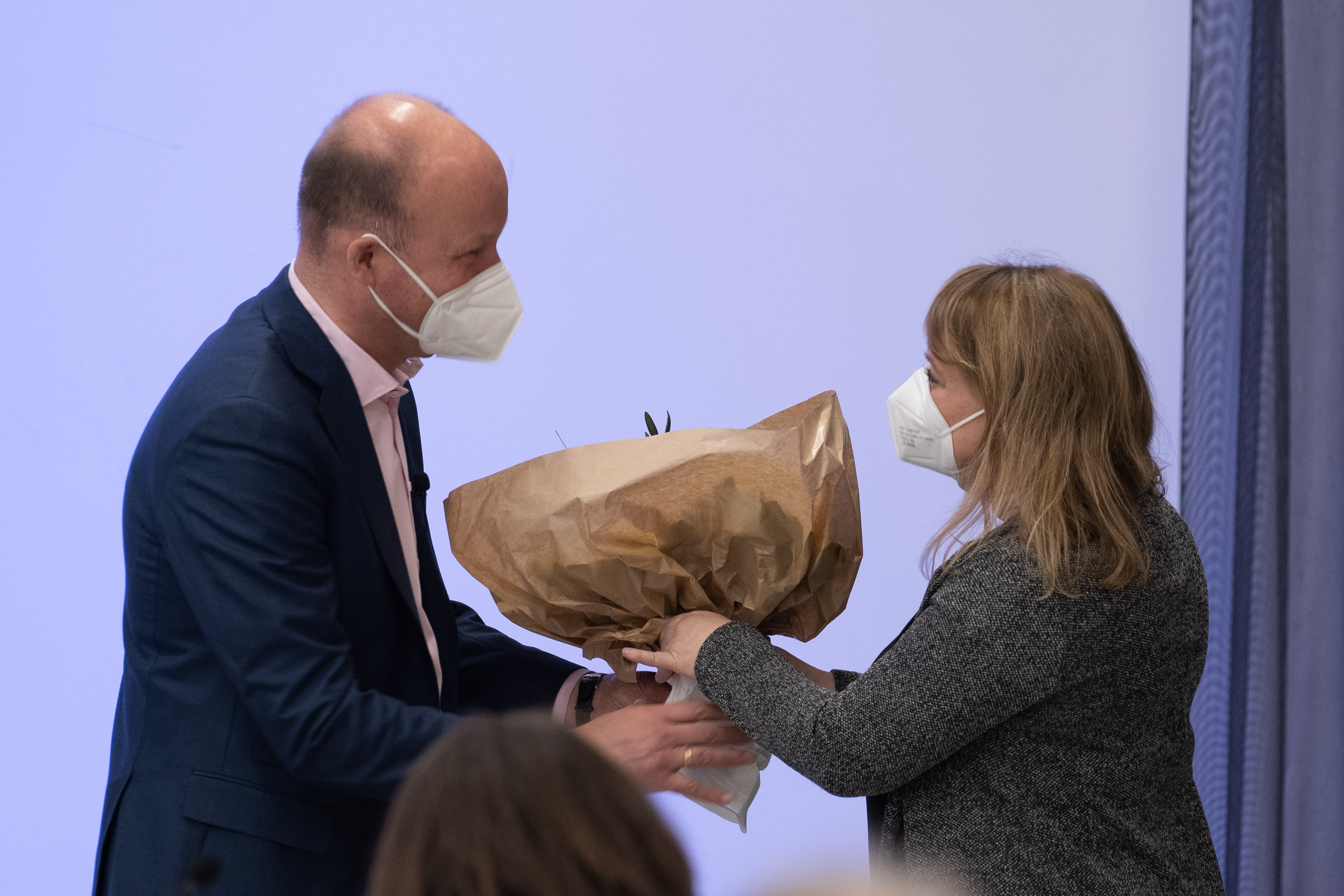 Bezirkstagspräsident Martin Sailer (l.) begrüßt im Rahmen der Sitzung des Bezirkstags Schwaben die neue Leiterin des Museums KulturLand Ries, Conny Zeitler.