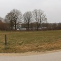Auf dieser freien Fläche östlich der Parkplatzanlage sollen die neuen Stellflächen entstehen. Links hinter den Bäumen befindet sich die Kreisklinik, rechts das Ärztehaus und das Bezirkskrankenhaus - Foto: Georg Schalk
