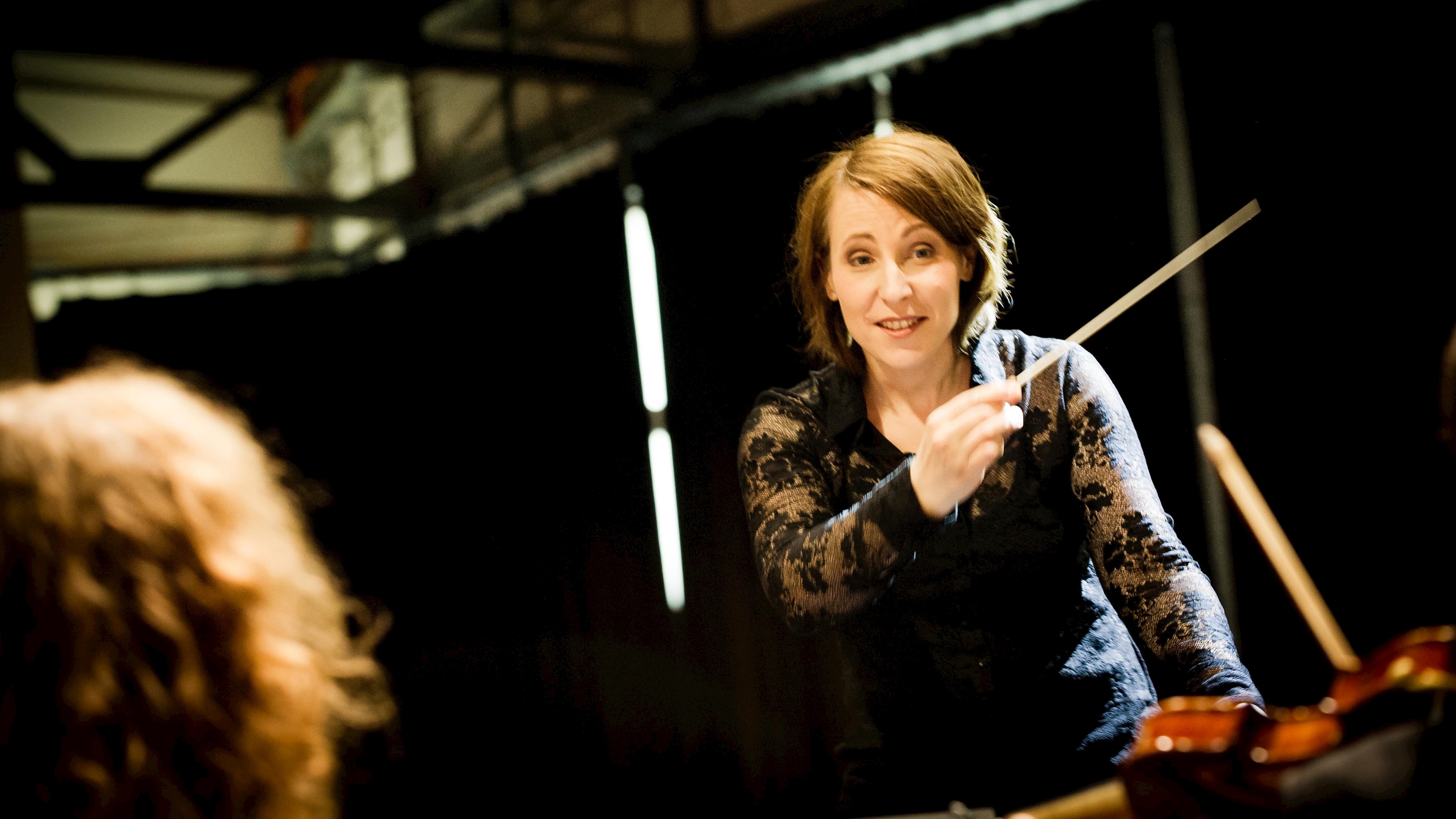 Carolin Nordmeyer übernimmt als Chefdirigentin des sjso die musikalische Leitung der Konzerte - Foto: Ute Laux