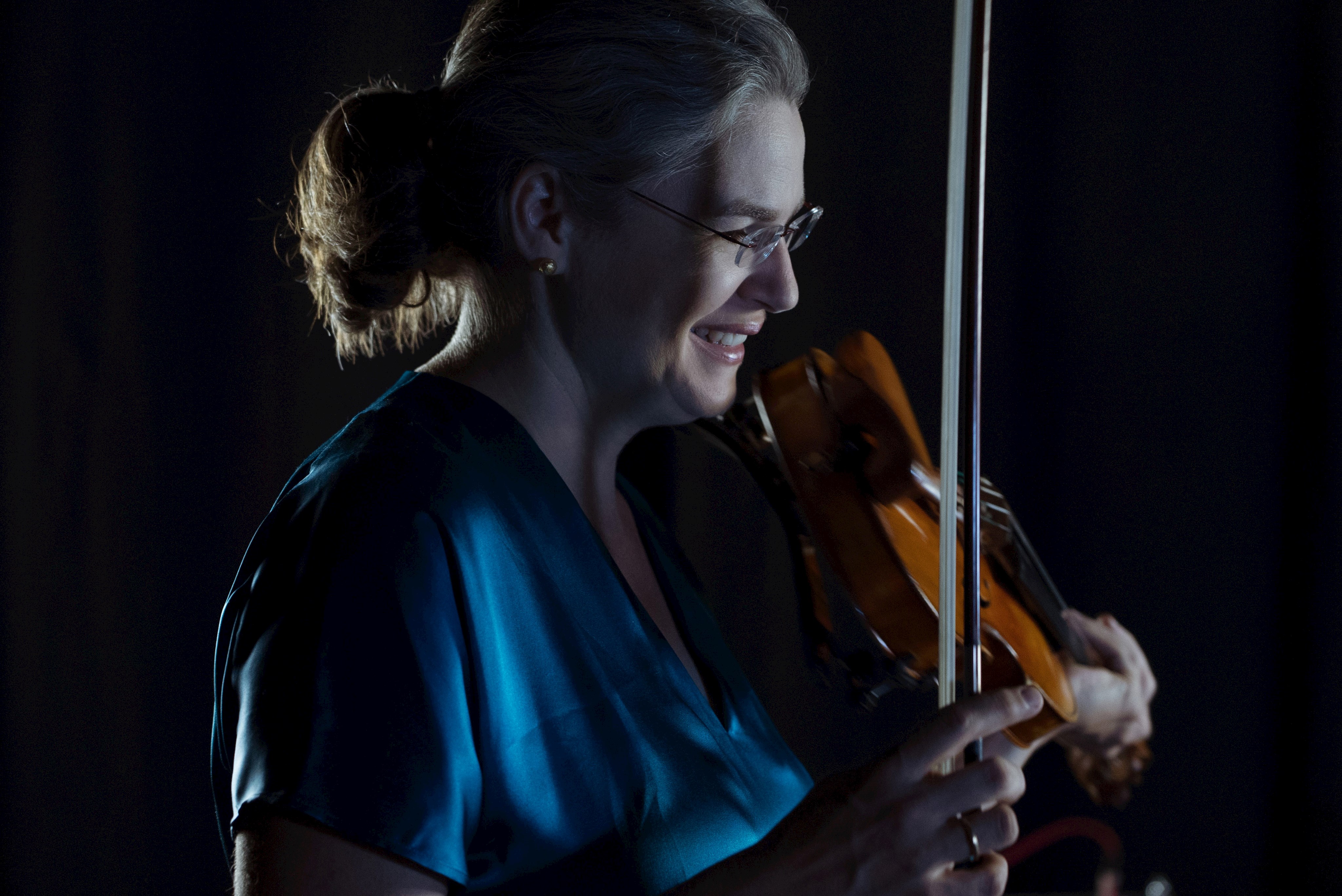 Die Solistin der Uraufführung von „ABOUT TIME“ der Komponistin Carolin Pook ist das ehemalige sjso-Mitglied Hannah Weirich - Foto: Janet Sinica