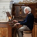 Roland Götz an der Irseer Balthasar-Freiwiß-Orgel - Foto: Harald Langer