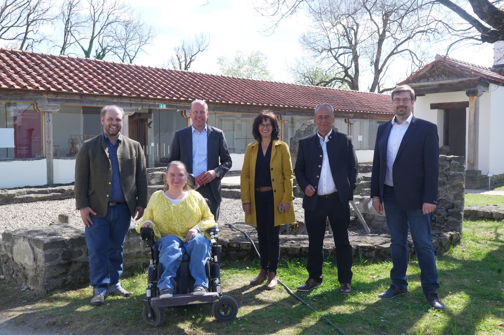 Bei der Übergabe des Förderbescheids (v.l.n.r.): Dr. Johannes Schießl (stellvertretender APC-Leiter), Larissa Pressl (stellvertretende Vorsitzende im Beirat für Menschen mit Behinderung der Stadt Kempten), Martin Sailer (Bezirkstagspräsident des Bezirks Schwaben), Renate Deniffel (Bezirksrätin), Klaus Knoll (2. Bürgermeister der Stadt Kempten), Emanuel Schormair (wissenschaftlicher Volontär des APC).