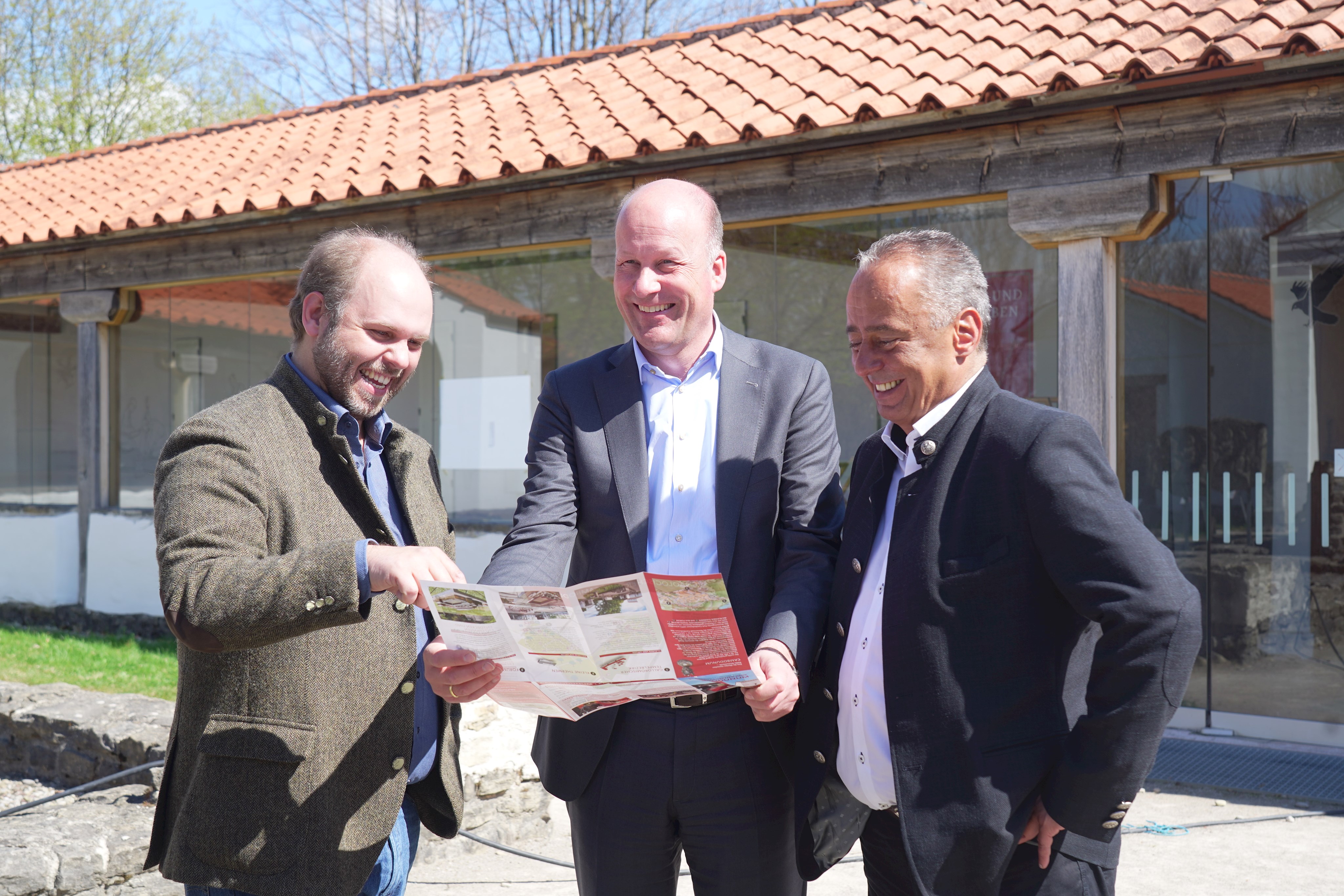 v.l.n.r. Johannes Schießl, Martin Sailer (Bezirkstagspräsident), Klaus Knoll (2. Bürgermeister der Stadt Kempten)