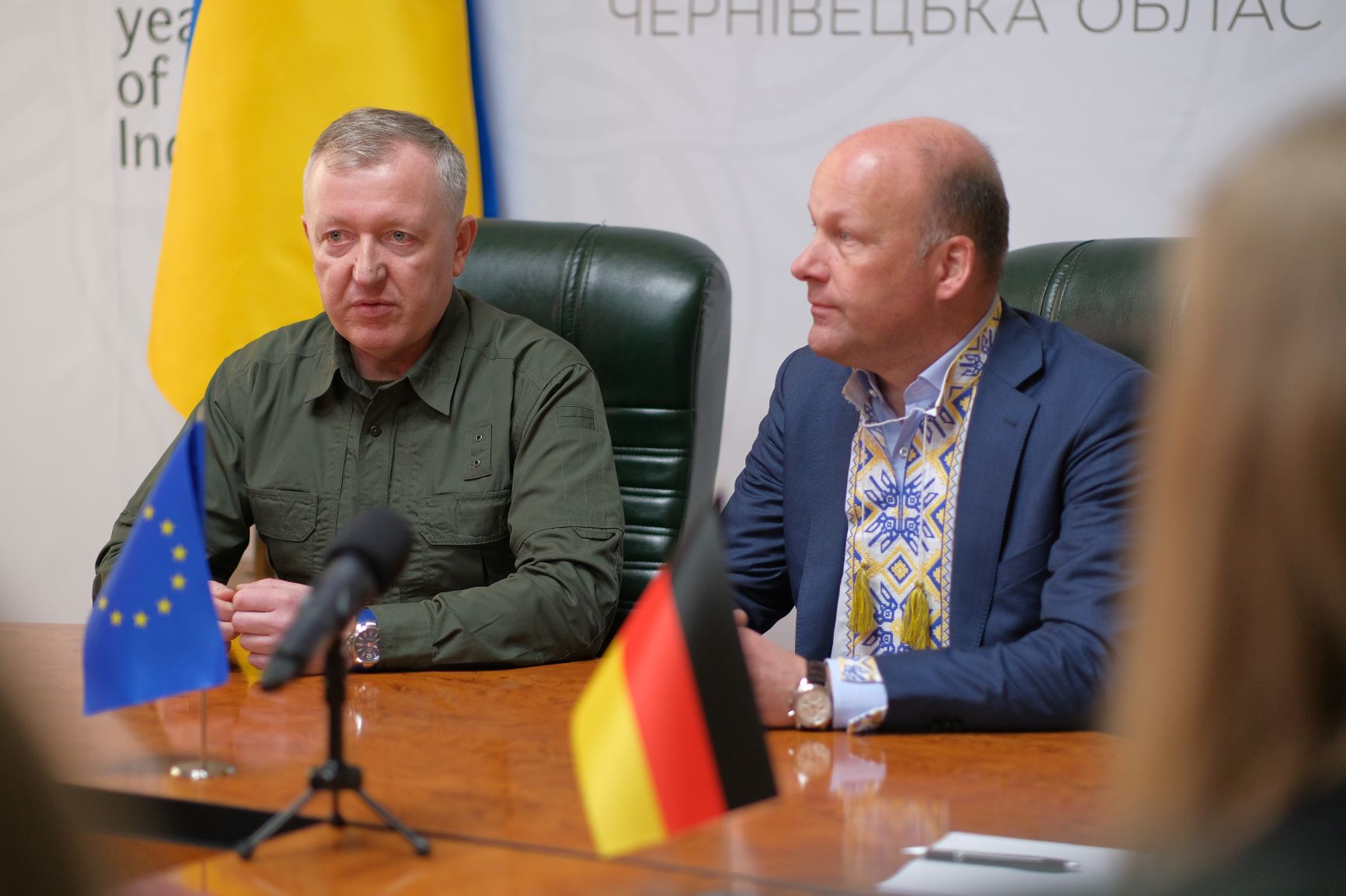 Bezirkstagspräsident Martin Sailer im Gespräch mit Dr. Serhij Osatschuk.