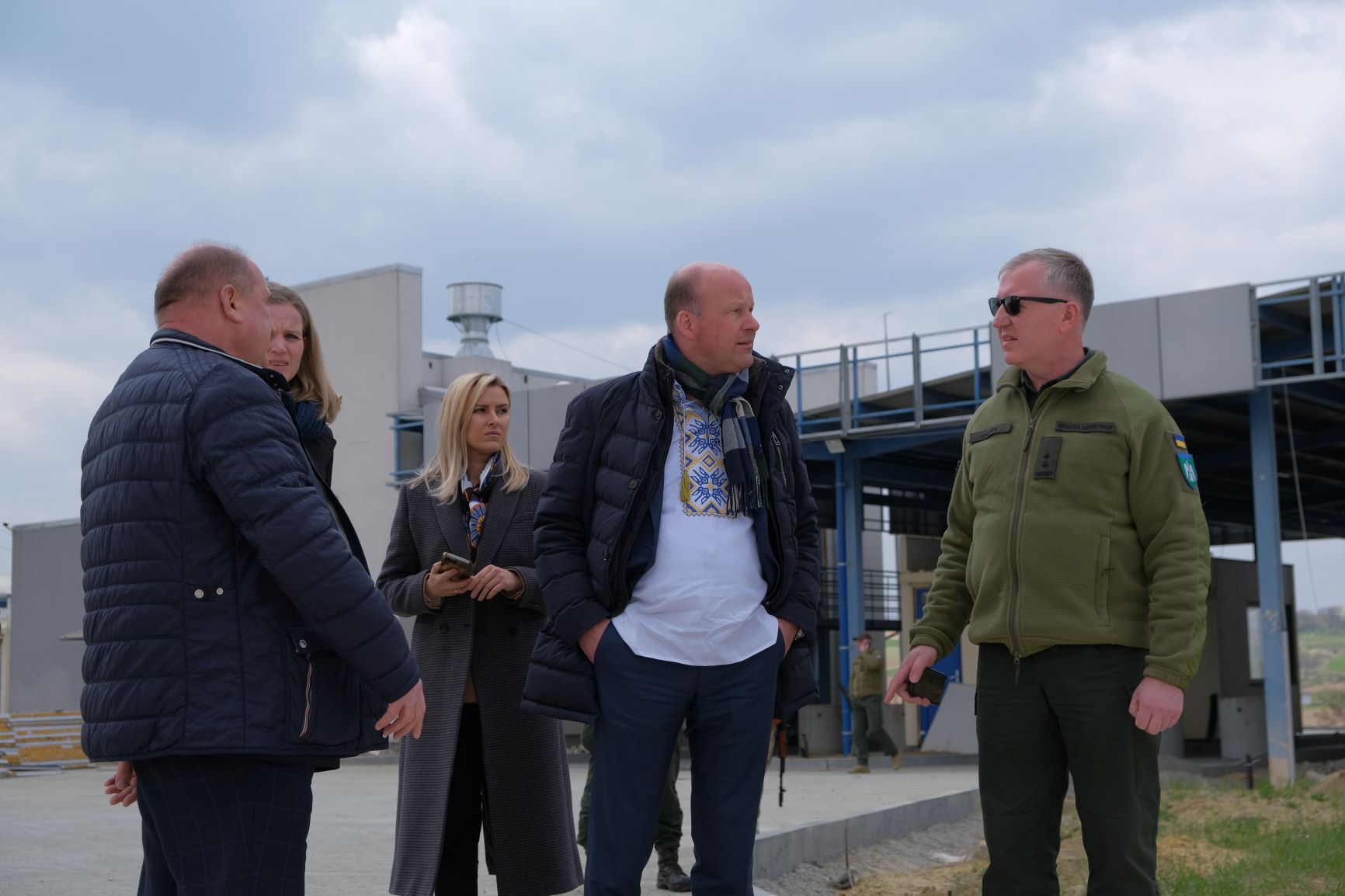 Bezirkstagspräsident Martin Sailer mit Dr. Serhij Osatschuk (rechts) in Tscherniwzi.