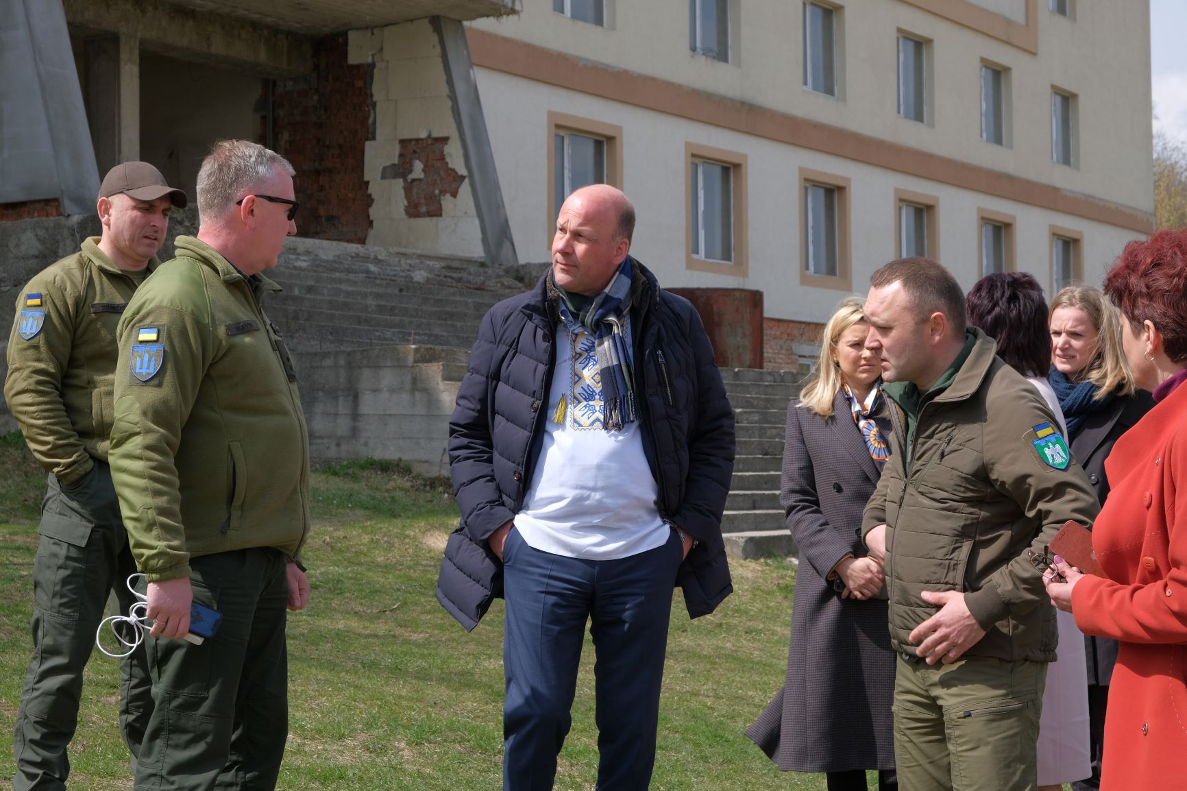 Bezirkstagspräsident Martin Sailer mit Dr. Serhij Osatschuk (links) und weiteren Partnerinnen und Partnern in Tscherniwzi.
