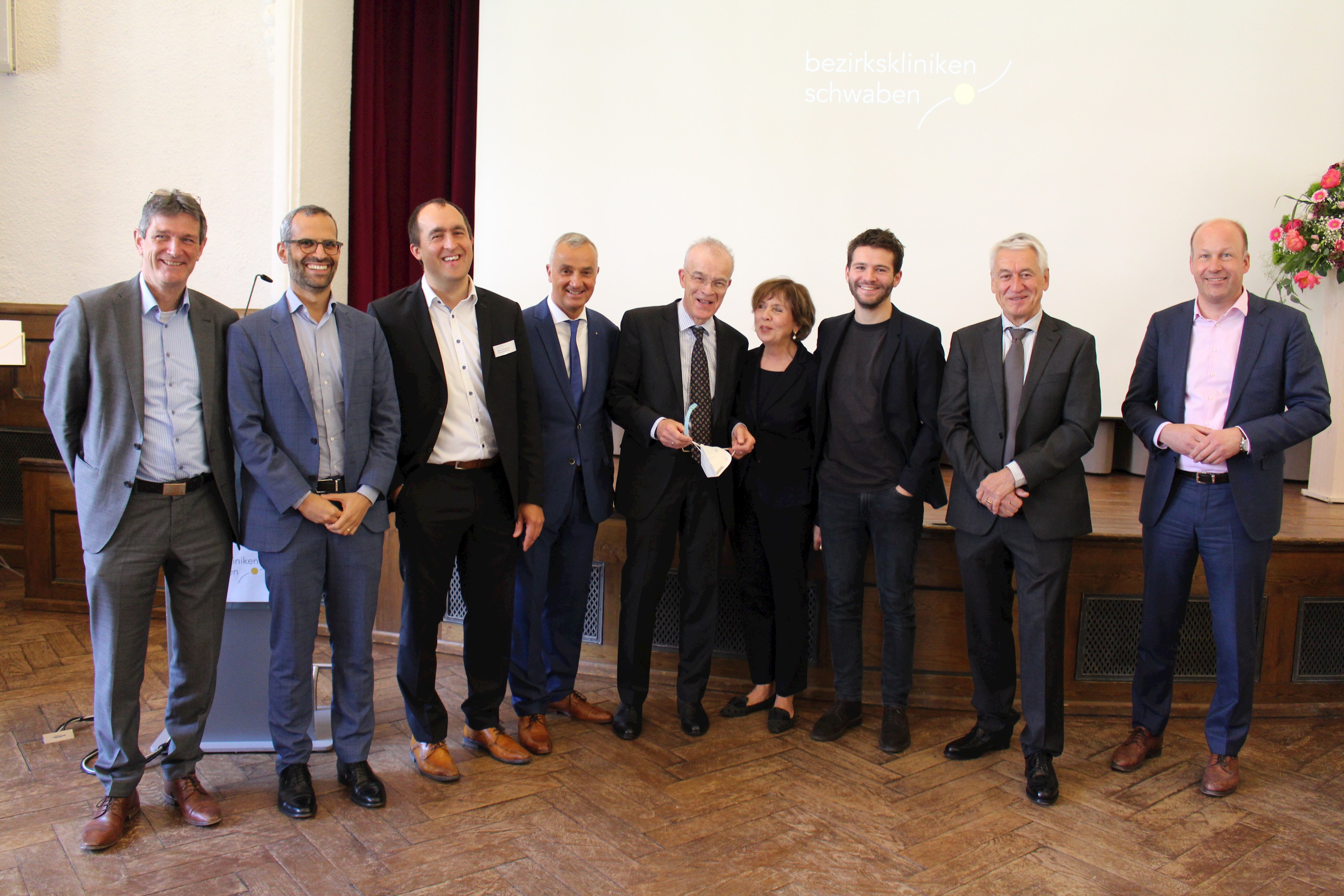 Großer Bahnhof zum Abschied: (von links) die drei Vorstände der Bezirkskliniken Schwaben Wolfram Firnhaber, Prof. Alkomiet Hasan, Stefan Brunhuber, Oberbürgermeister Gerhard Jauernig, der scheidende Leitende Ärztliche Direktor Prof. Thomas Becker mit seiner Frau Cornelia und Sohn Lukas, Dekan Prof. Thomas Wirth (Universität Ulm) sowie Bezirkstagspräsident Martin Sailer.