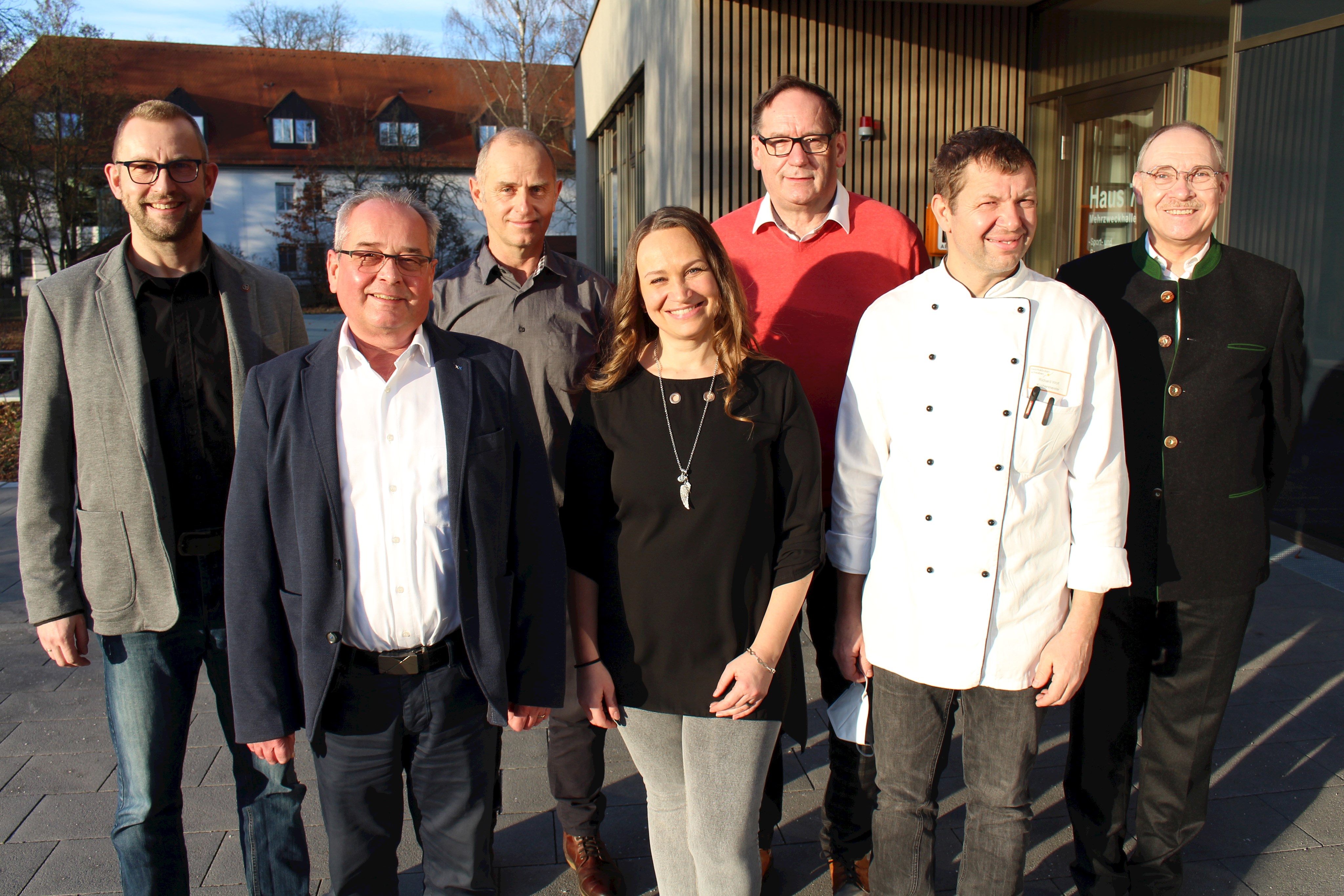 Ende Januar nahm Hermann Seitz (Dritter von rechts) noch an der Verabschiedung des DLZ-Leiters Manfred Nölp teil, nun wurde er selbst in den Ruhestand verabschiedet. Das DLZ-Team (von links) mit dem neuen Leiter Bernhard Weishaupt und seinem Vorgänger Manfred Nölp, Helmut Christel (Reinigung), Nadja Heine (Wäscherei), Hermann Seitz (Medikalprodukte, Wirtschaftsbedarf und Logistik), Richard Wolf (Küche) und Franz-Joseph Seidel (Apotheke).