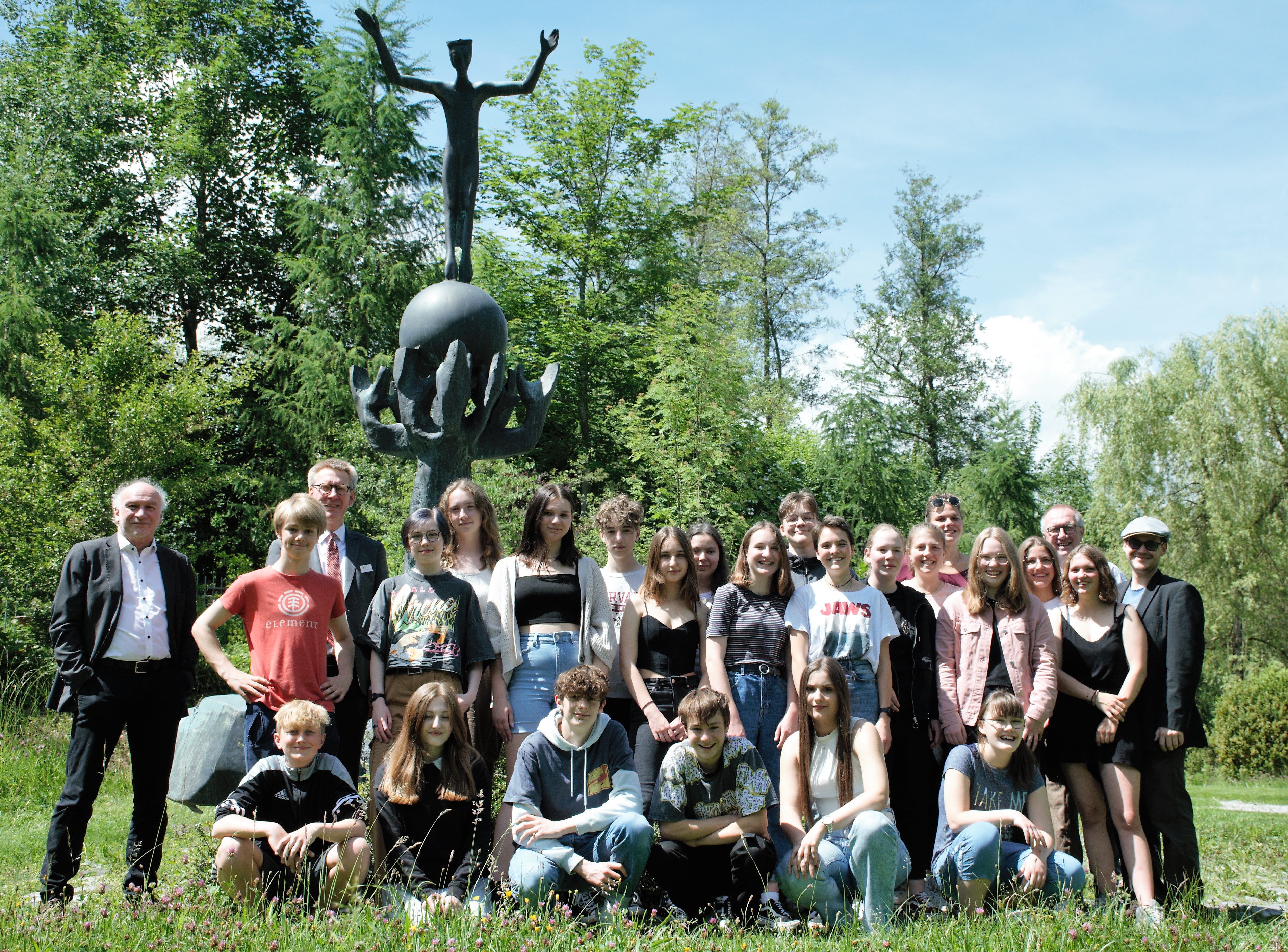 Theatergruppe am Mahnmal auf dem Irseer „Euthanasie“-Friedhof mit Autor R. Domes (links), Bildungszentrums-Leiter Dr. S. Raueiser (3.v.l.) sowie den beiden Regie-führenden Lehrkräften W. Pohl (3.v.r.) und B. Fritsch (rechts) - Foto: Manfred Reuter (SBZI)