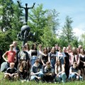 Theatergruppe am Mahnmal auf dem Irseer „Euthanasie“-Friedhof mit Autor R. Domes (links), Bildungszentrums-Leiter Dr. S. Raueiser (3.v.l.) sowie den beiden Regie-führenden Lehrkräften W. Pohl (3.v.r.) und B. Fritsch (rechts) - Foto: Manfred Reuter (SBZI)