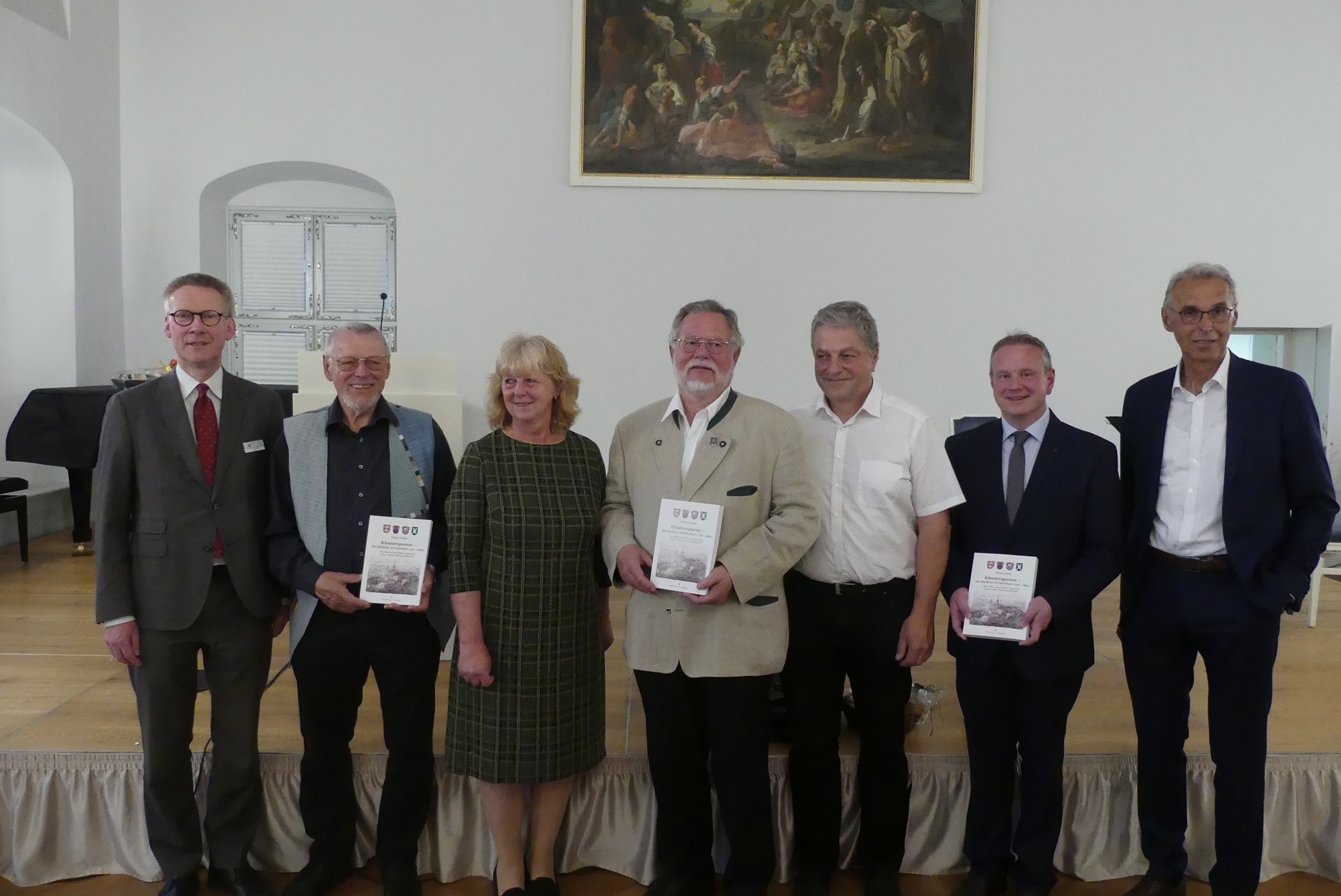 Dr. Stefan Raueiser (Leiter Kloster Irsee), Laudator Gerd F. Thomae, Inge Weiß (1. BM‘in Gemeinde Rieden), Autor Dr. Stefan Fischer, Andreas Lieb (1. BM Markt Irsee), Herbert Hofer (1. BM Gemeinde Pforzen und VG-Vorsitzender), Johann Fleschhut (stv. Bezirkstagspräsident und Alt-Landrat) (v.l.n.r.)