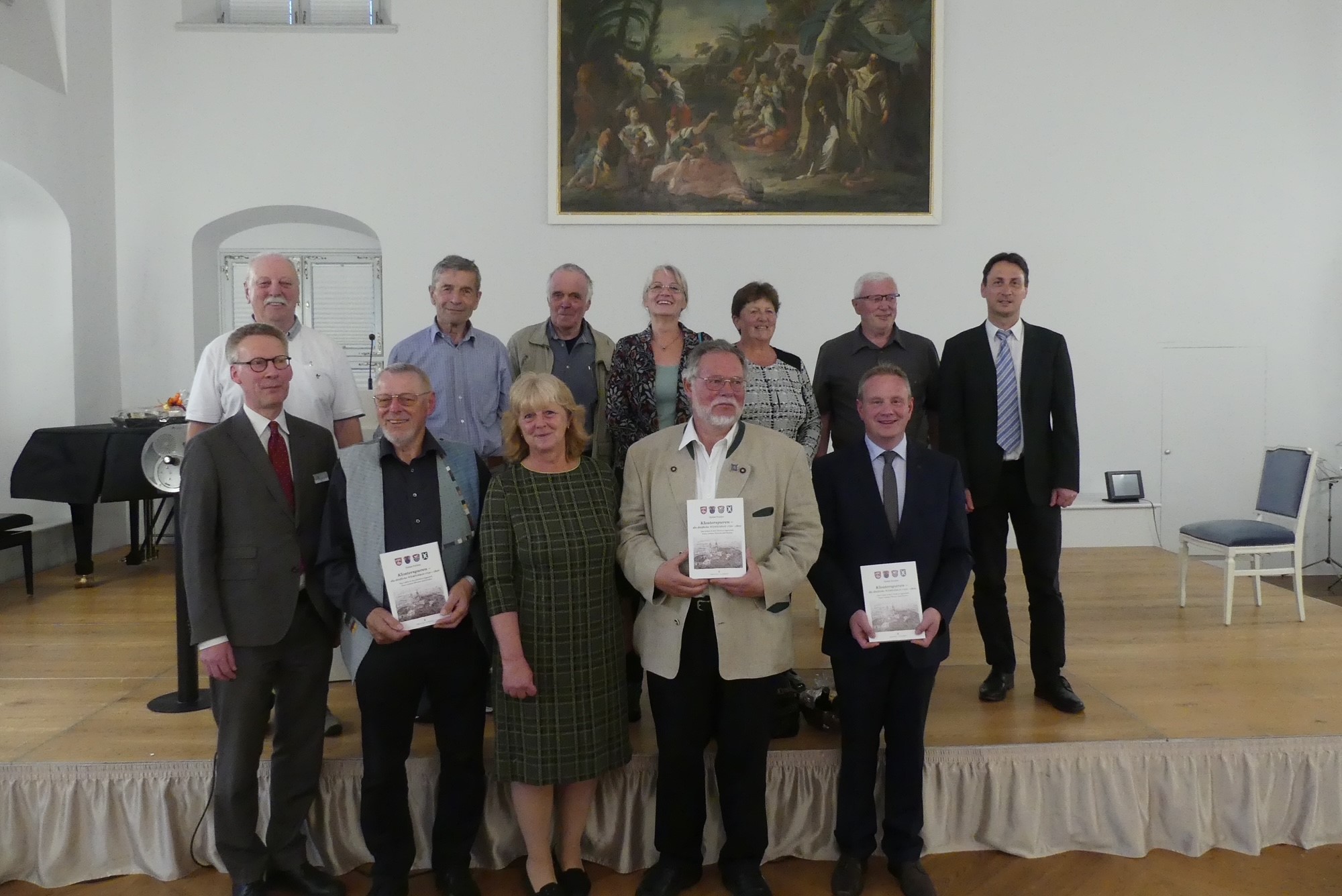 Rudi Stiening (Pforzen), Klaus Schönberger (Rieden), Josef Freuding (Ingenried), Dr. Ulla Schuster (Irsee) und weitere Mitglieder des Arbeitskreises Klosterspuren (2. Reihe v.l.n.r.) sowie Dr. Stefan Raueiser (Leiter Kloster Irsee), Laudator Gerd F. Thomae, Inge Weiß (1. BM‘in Gemeinde Rieden), Autor Dr. Stefan Fischer und Herbert Hofer (1. BM Gemeinde Pforzen und VG-Vorsitzender) (1. Reihe v.l.n.r.).