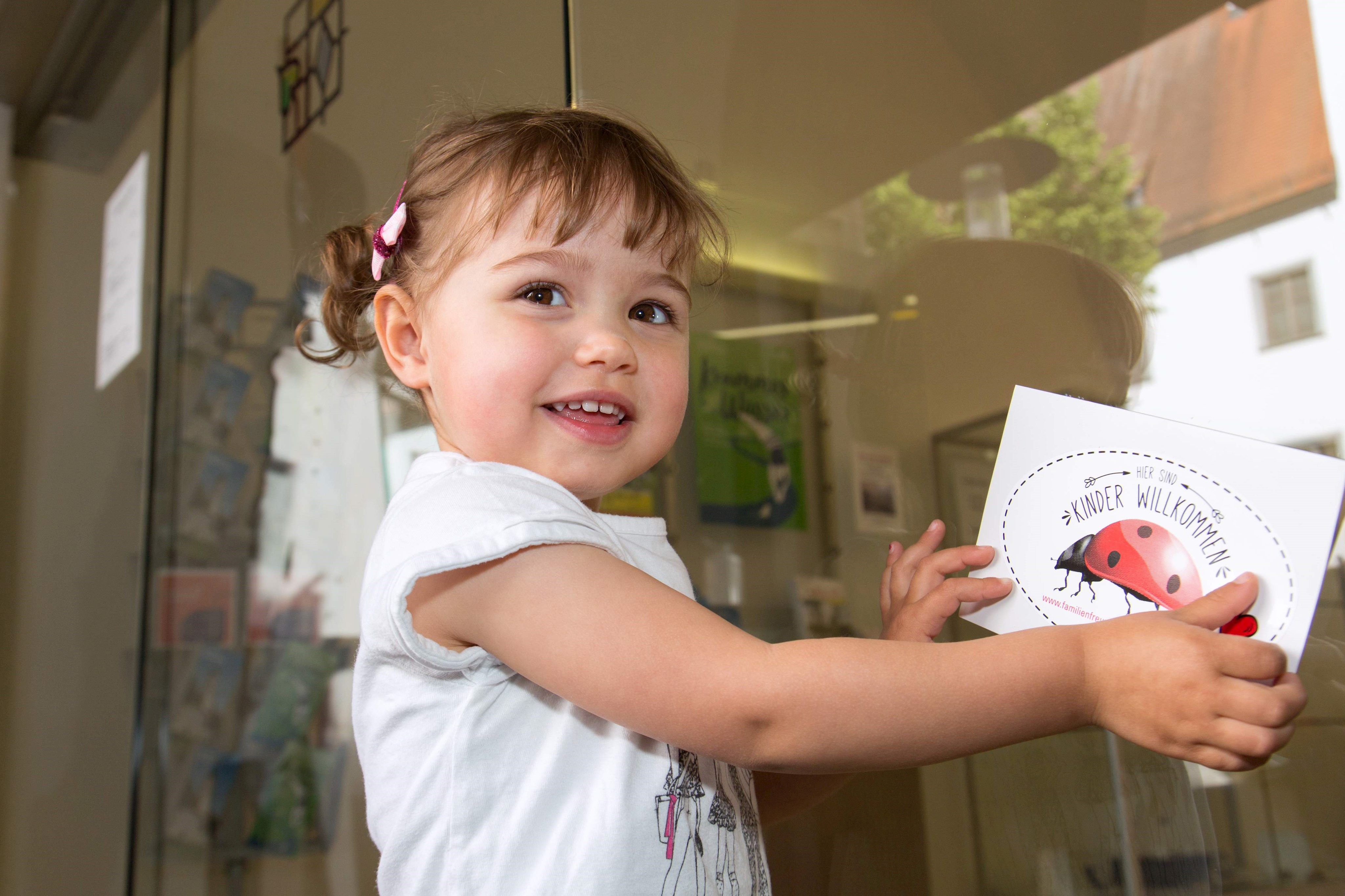 Perfekt auf kleine Gäste wie Amalia eingestellt: Schloss Höchstädt, in dem der Bezirk Ausstellungen, Konzerte und Veranstaltungen für Familien organisiert, erhält den Marienkäfer des Magazins „liesLotte“