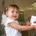 Perfekt auf kleine Gäste wie Amalia eingestellt: Schloss Höchstädt, in dem der Bezirk Ausstellungen, Konzerte und Veranstaltungen für Familien organisiert, erhält den Marienkäfer des Magazins „liesLotte“ - Foto: Christina Bleier