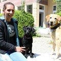 Ergotherapeutin Eva Schmuck mit ihren beiden Labrador-Hündinnen Emma (rechts) und Käthe. - Foto: Georg Schalk, Bezirkskliniken Schwaben