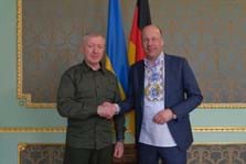 Bezirkstagspräsident Martin Sailer (rechts) und Dr. Serhij Osatschuk (links) während des Ukraine-Besuchs im April.