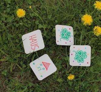 Vier Memorykarten liegen im Gras