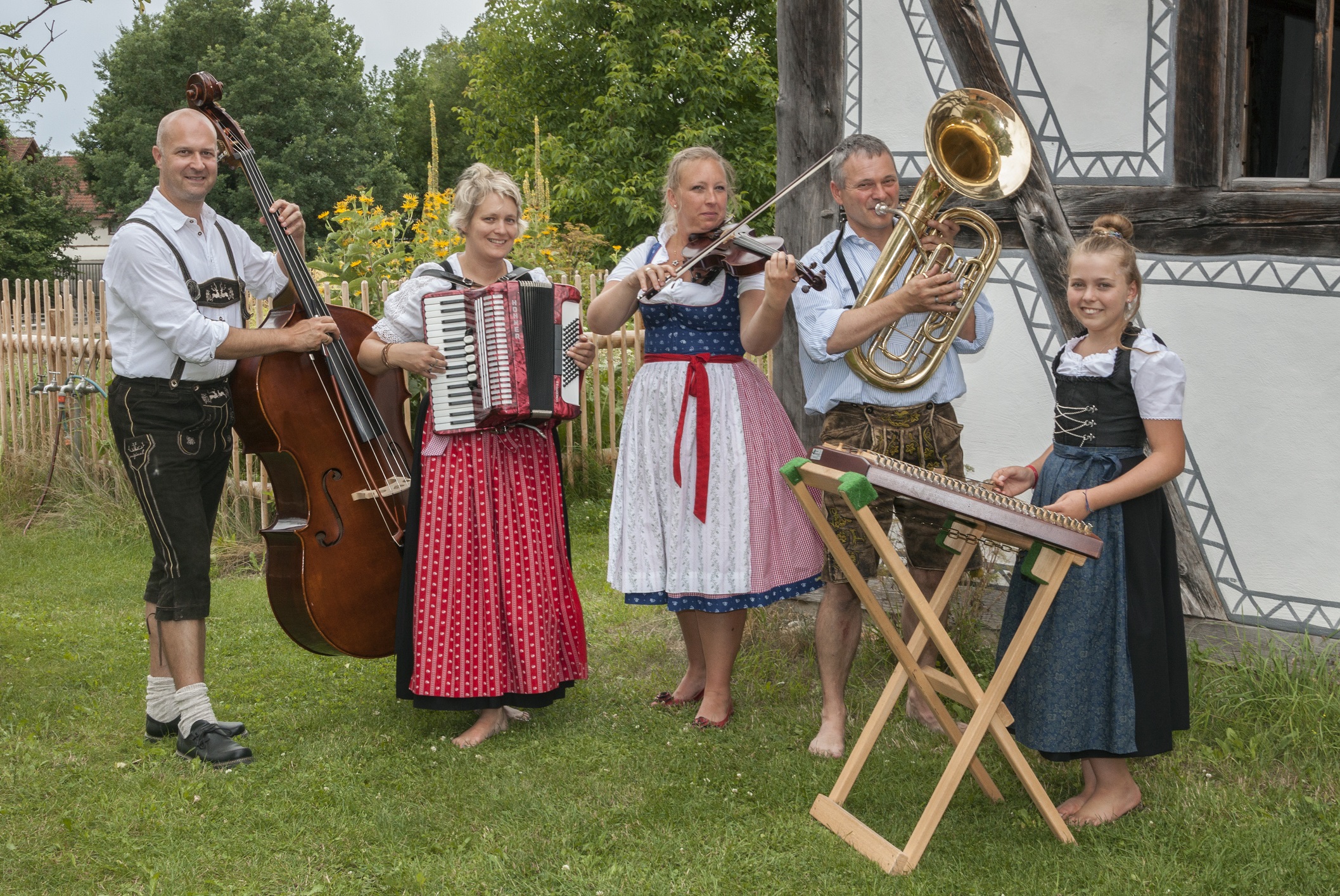 Von „fidel“ bis „ohrafitzlig“: Tag der Volksmusik im Bauernhofmuseum Illerbeuren