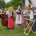 Die Schtube-Hockar aus Lenzfried spielen beim Tag der Volksmusik in Illerbeuren auf - Foto: Tanja Kutter, SBI