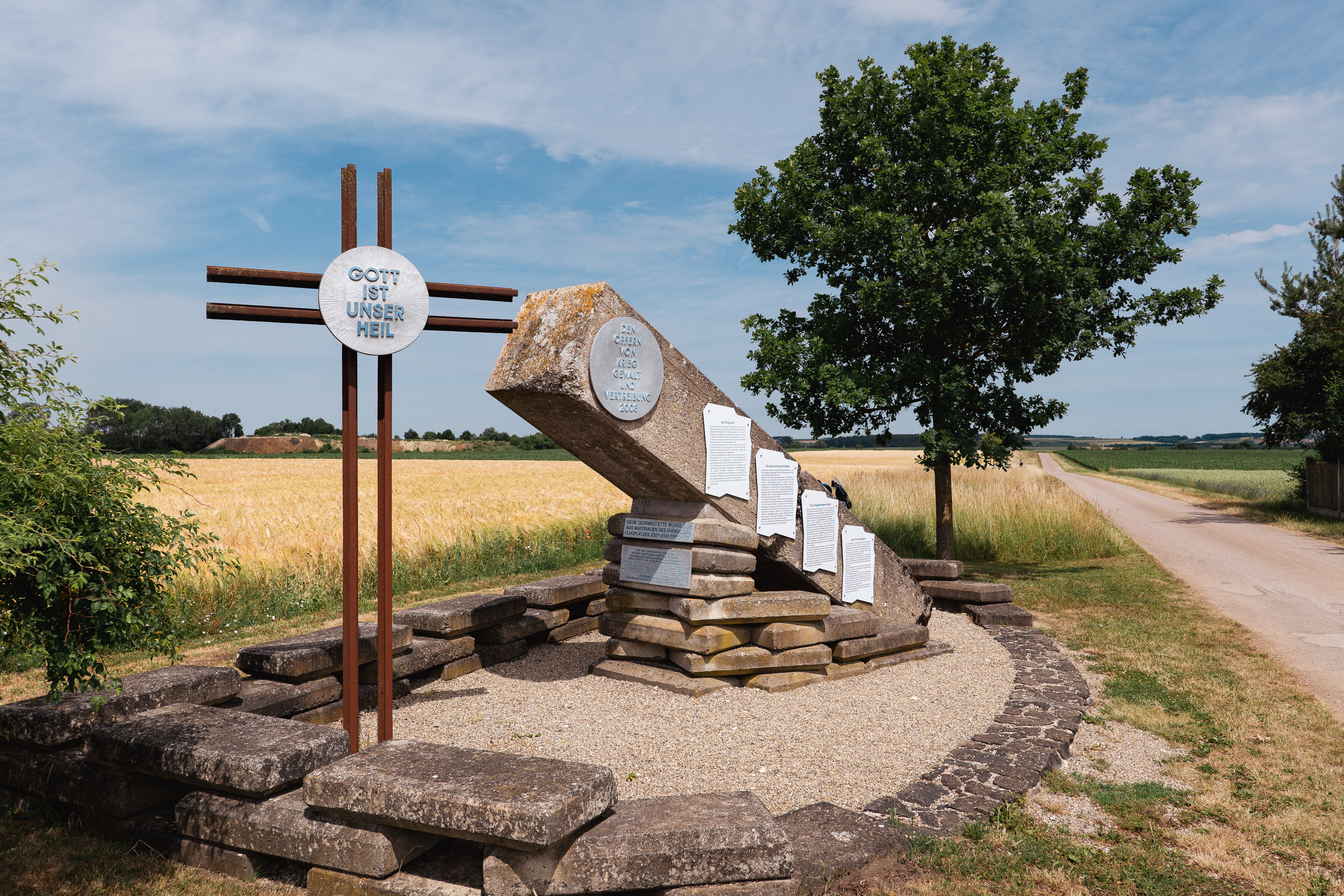 Denkmal auf dem Gelände des ehemaligen Flugplatzes in Heuberg
