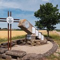 Denkmal auf dem Gelände des ehemaligen Flugplatzes in Heuberg