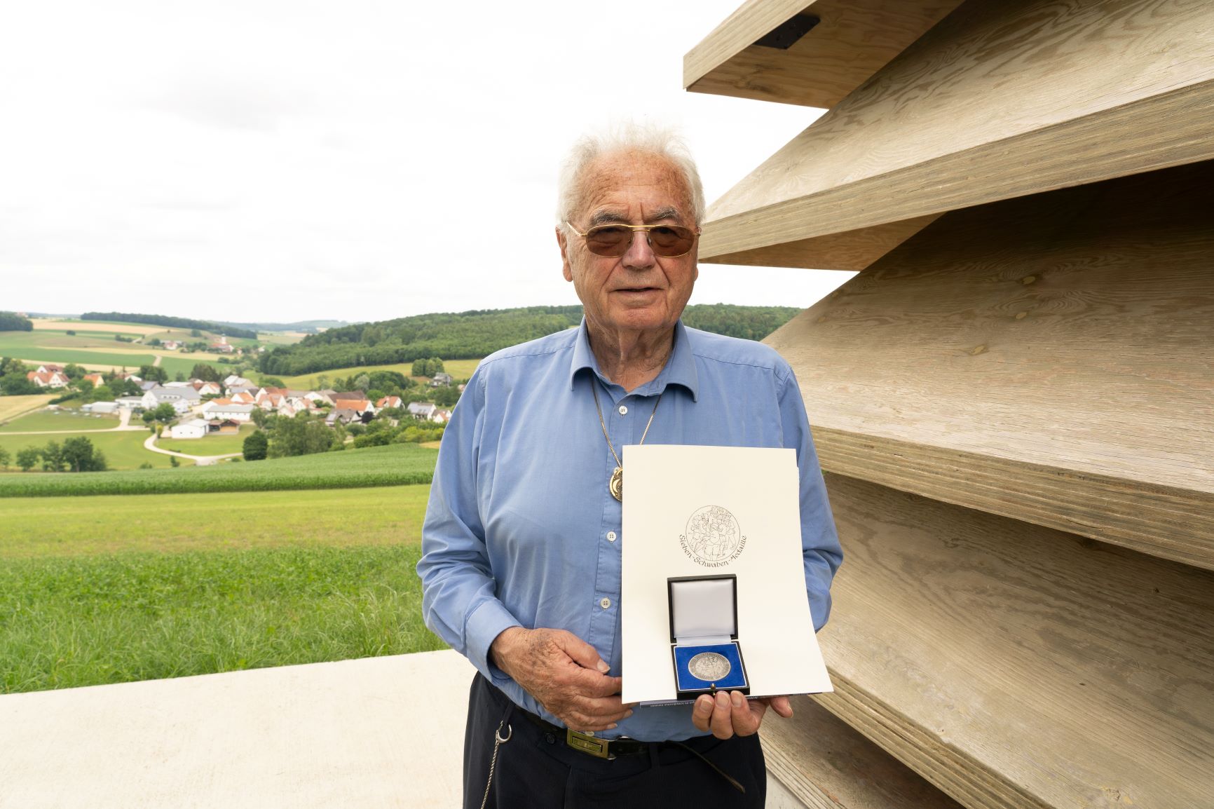 „Sieben-Schwaben-Medaille“ für „Sieben Kapellen“: Bezirk würdigt Siegfried und Elfriede Denzel 