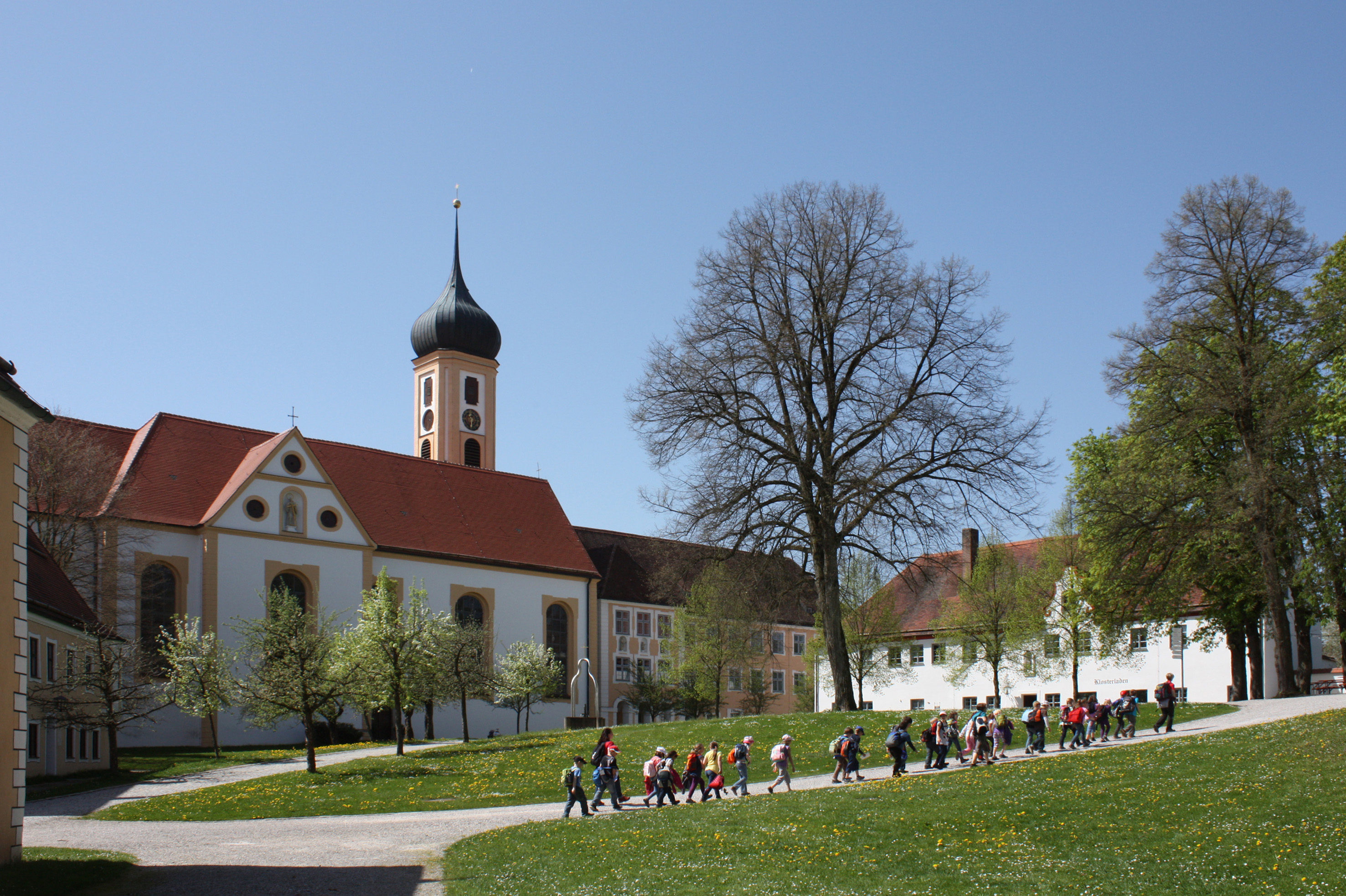 Familienführung durch das Gelände Foto: Barbara Magg/Museum Oberschönenfeld