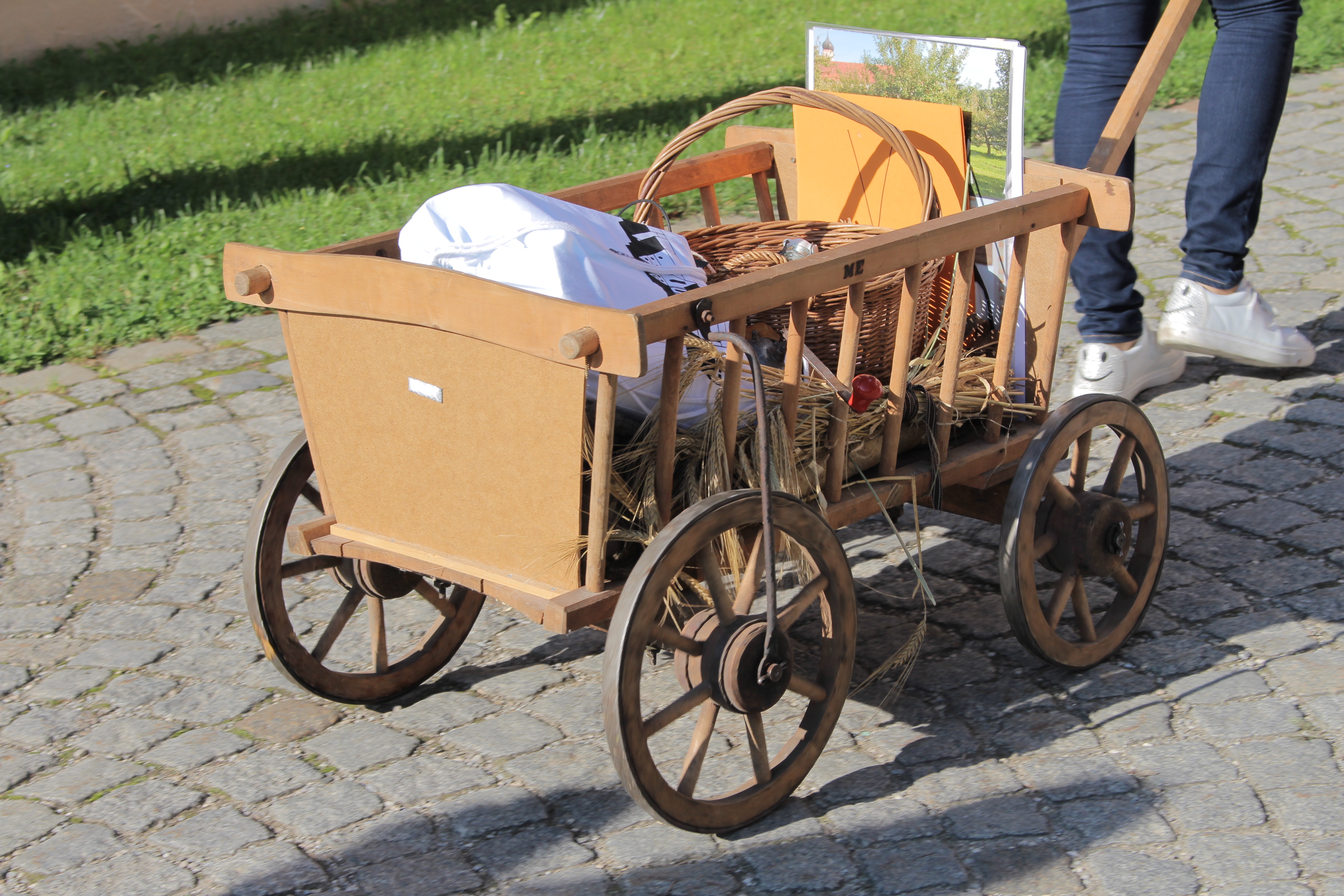 Familienführung in Oberschönenfeld: Mit einem Leiterwagen alte Klostergeschichte erleben!