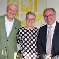 Dr. A. Küthmann (links) hat Abschied vom BKH Memmingen genommen, seine Frau Dr. B. Küthmann arbeitet dort als Ärztin weiter. R. Steber übernimmt die Aufgaben des Ärztlichen Direktors der Klinik, bis ein Nachfolger feststeht. - Foto: Georg Schalk