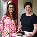 Bezirksrätin Stephanie Denzler übergibt Cornelia Reisenbüchler eine gebackene Kuchen-Computermaus im Rahmen der feierlichen Eröffnung des neuen Bürotrakts am 29. Juni. - Foto: Gabi Haid