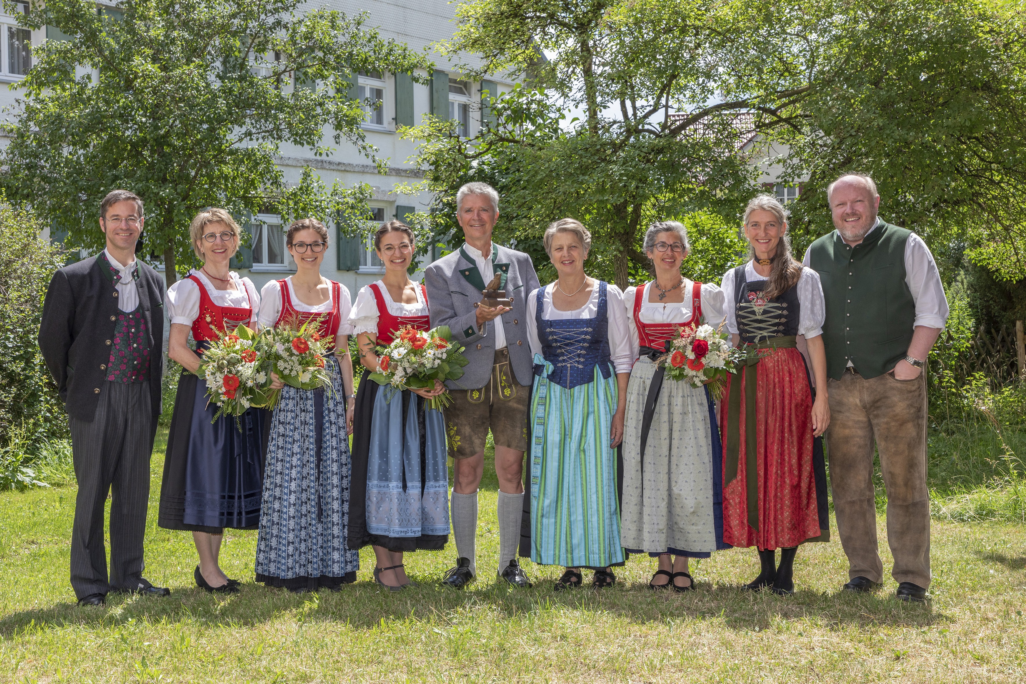 von links: Christoph Lambertz (Beratungsstelle für Volksmusik), Susi Bandey, Katharina Althaus, Maria Althaus, Josef Althaus, stv. Bezirkstagspräsidentin Barbara Holzmann, Angelika Althaus, Evi Heigl (Beratungsstelle für Volksmusik); Stefan Uhr