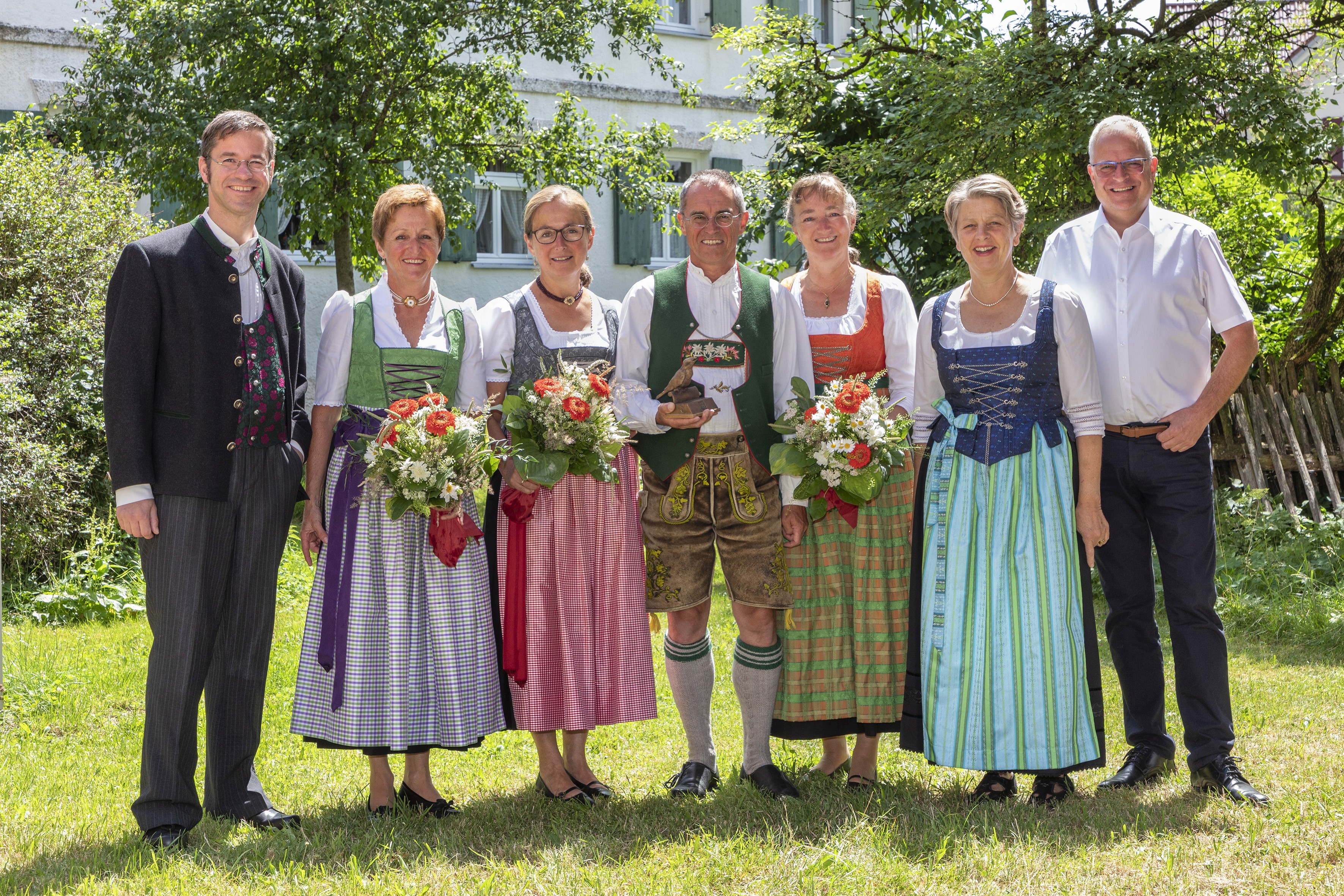 von links: Christoph Lambertz (Beratungsstelle für Volksmusik), Johanna Reiser, Renate Eggensberger, Bernhard Riedel, Irmgard Jocham, stv. Bezirkstagspräsidentin Barbara Holzmann, Jürgen Schwarz (Bayer. Musikakademie Marktoberdorf)