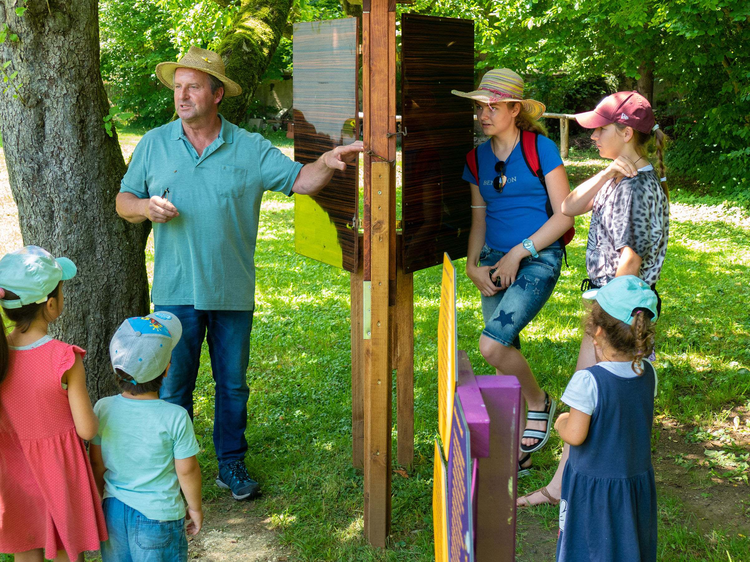 Imker Anton Göck mit der Gruppe im  Bienengarten - Foto: Matthias Meyer