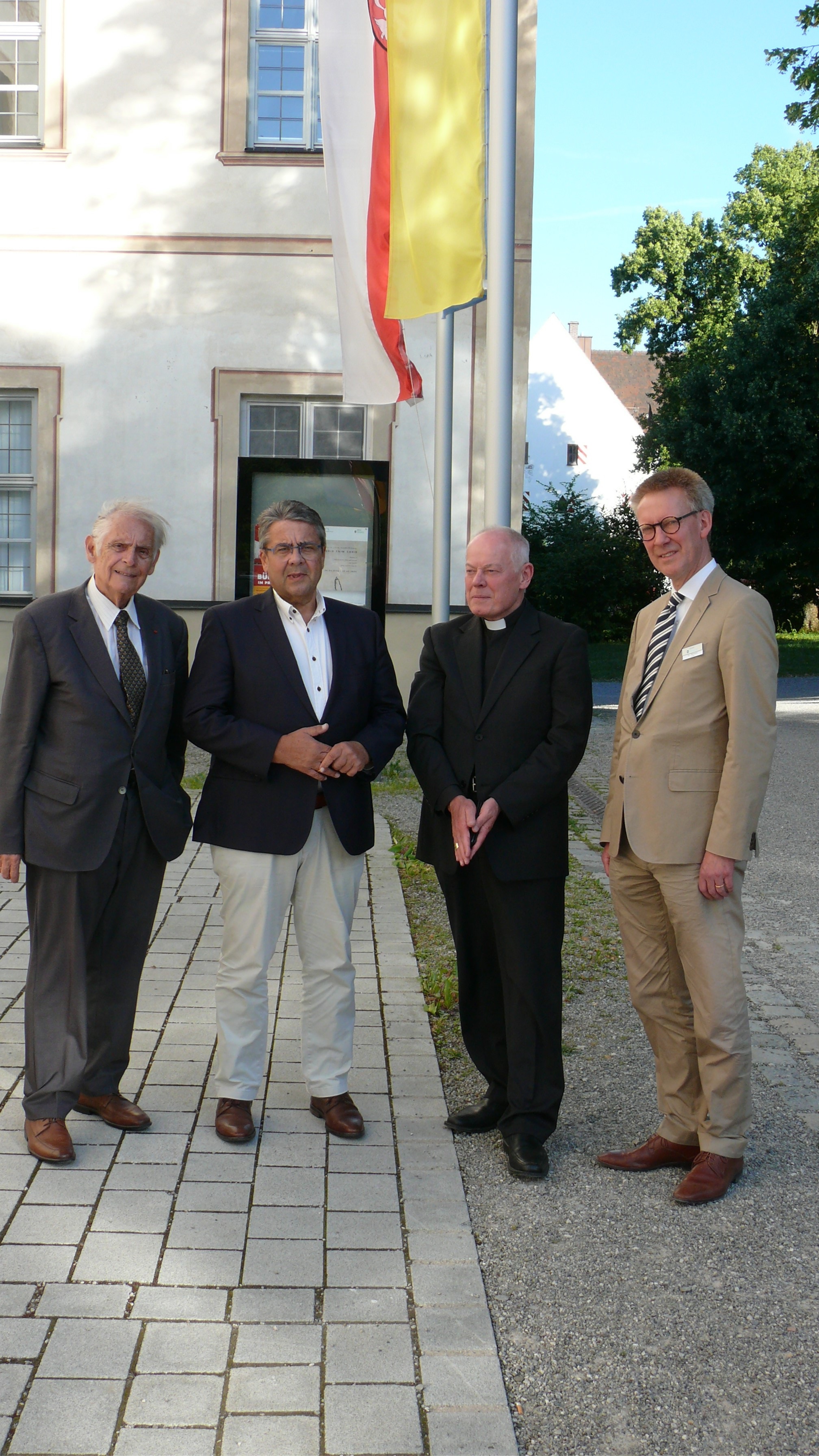 (v.l.n.r.): Robert Antretter, Sigmar Gabriel, Weihbischof Dr. Anton Losinger, Dr. Stefan Raueiser Foto: SBZI/Stefan Schneckenaichner