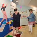 Bei der Ausstellung „Alles inklusive“ erfahren Besucherinnen und Besucher, wie es sich anfühlt, wenn Wahrnehmung oder Fortbewegung eingeschränkt ist. - Foto: Christina Bleier